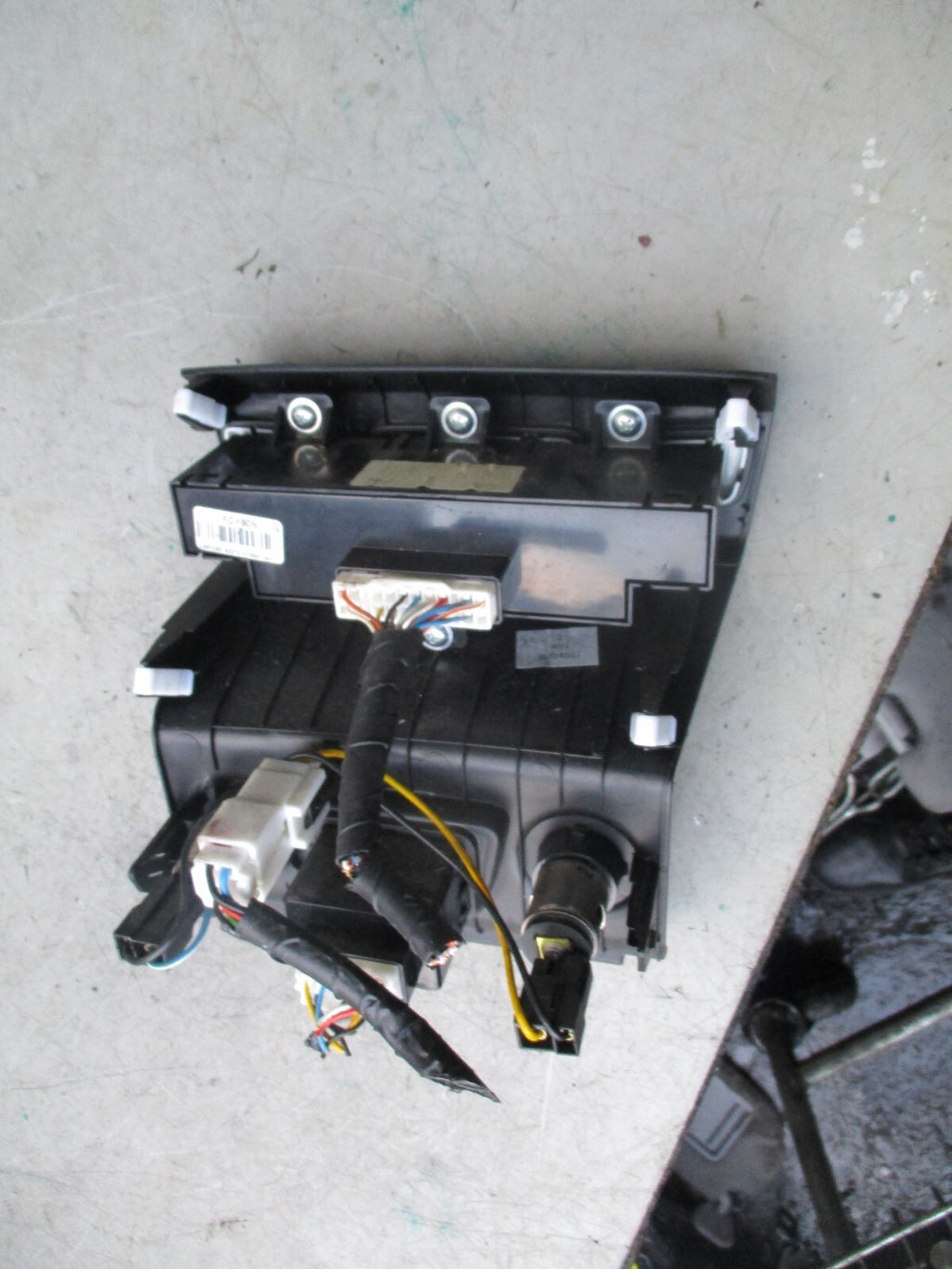HYUNDAI IX35 2015 1.7 USB 12V PORT & HEATED SWITCH 933102Y800TAN