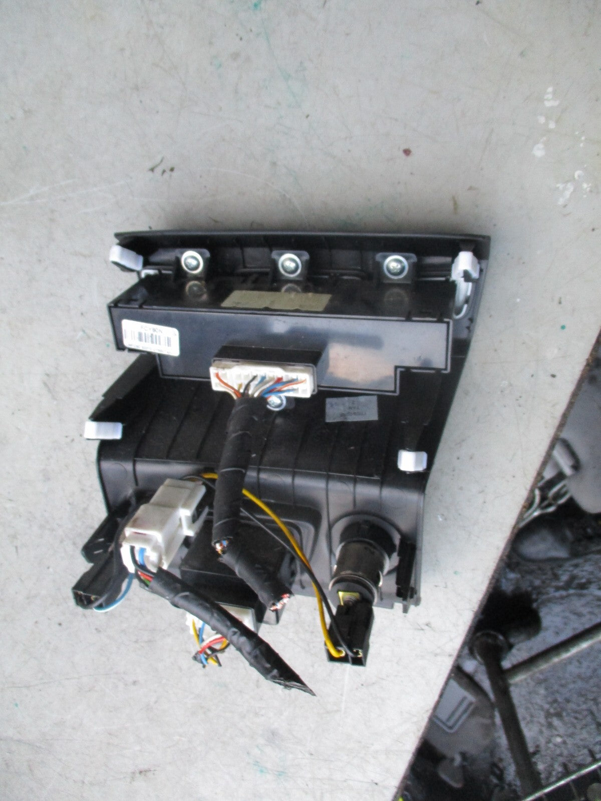 HYUNDAI IX35 2015 1.7 USB 12V PORT & HEATED SWITCH 933102Y800TAN