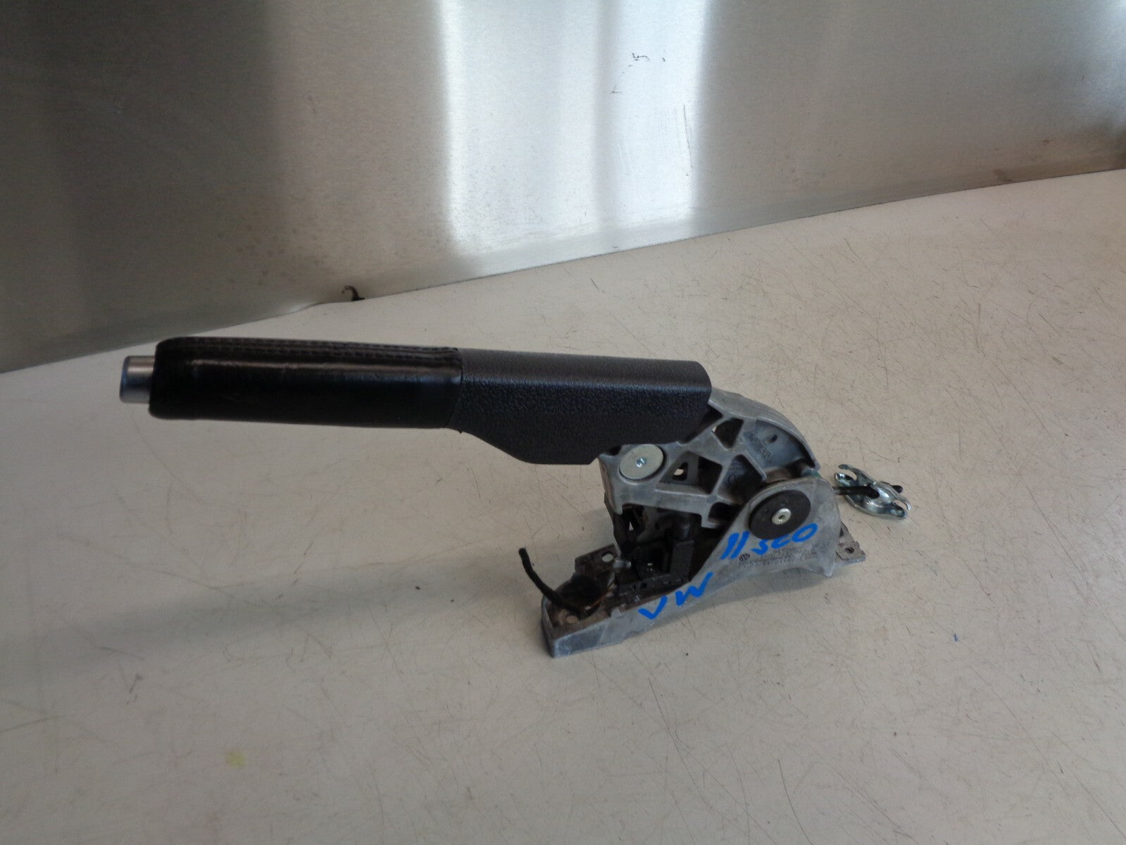 VW VOLKSWAGEN SCIROCCO 2011 MANUAL HANDBRAKE LEVER HANDLE MECHANISM 1K0711303M