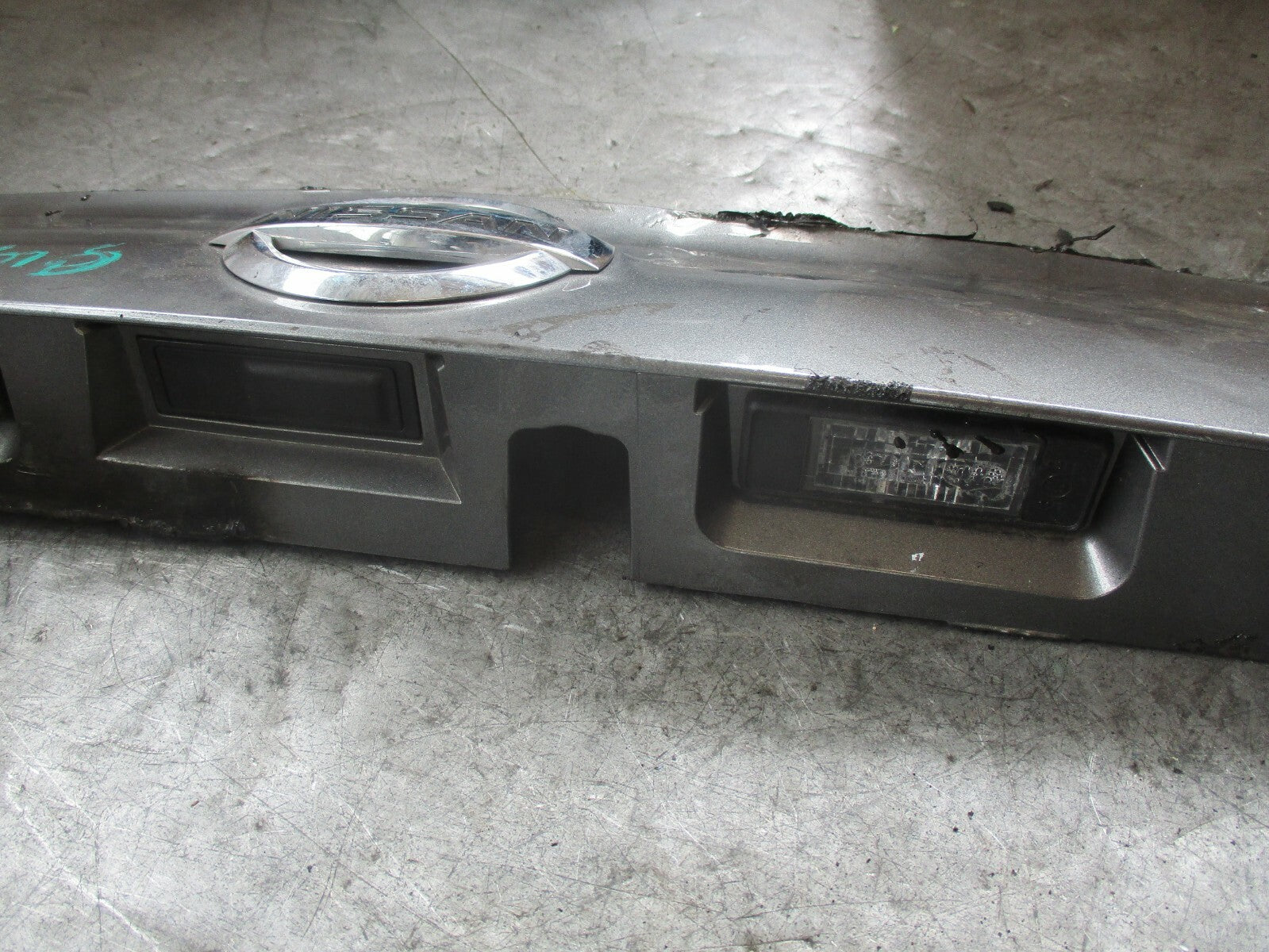 NISSAN QASHQAI J11 (MK2) REAR LICENSE PLATE LIGHT PANEL GREY (DAMAGED)