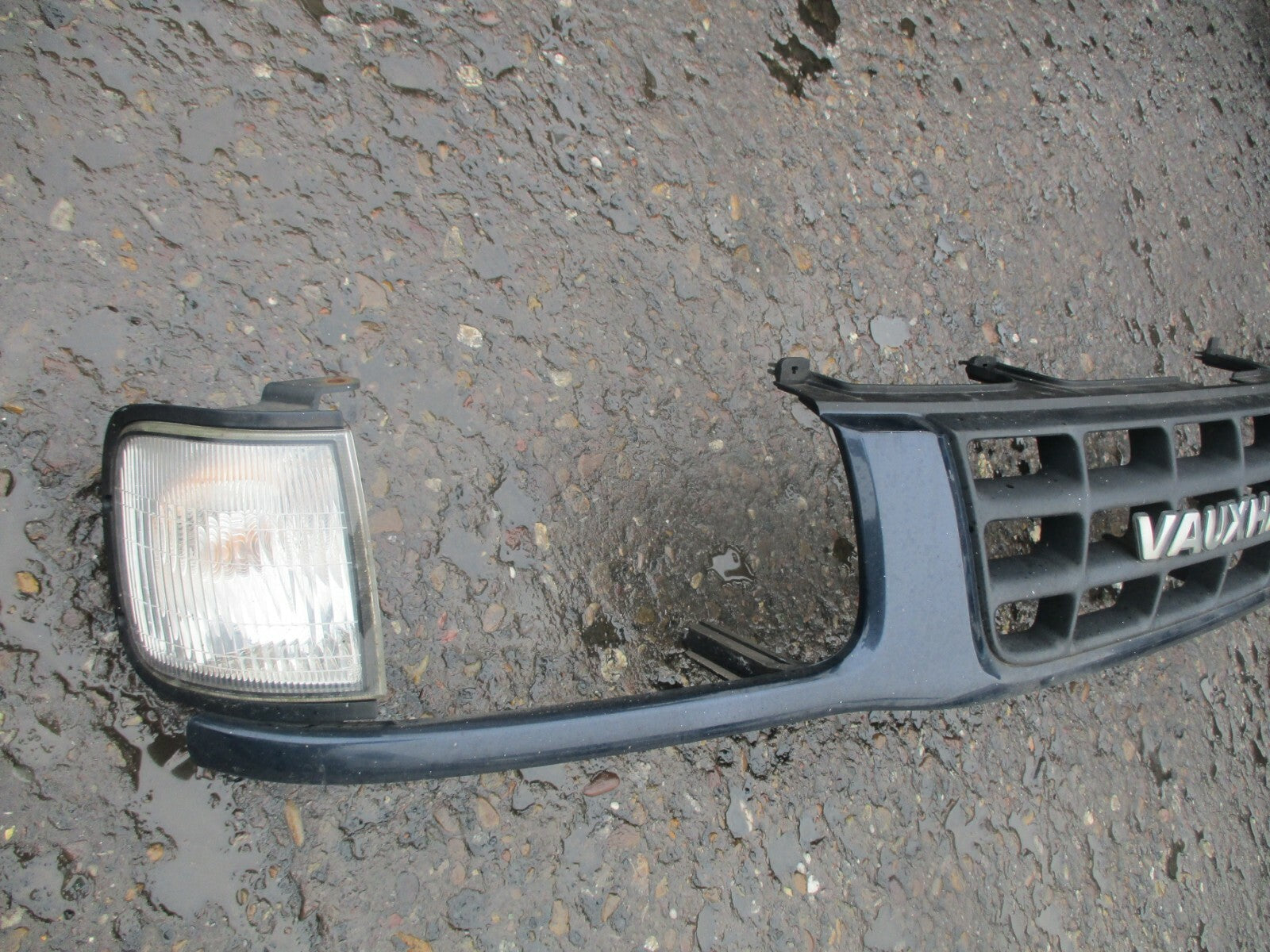 VAUXHALL FRONTERA 2000 FRONT BUMPER GRILL & INDICATOR LIGHTS 89714451200