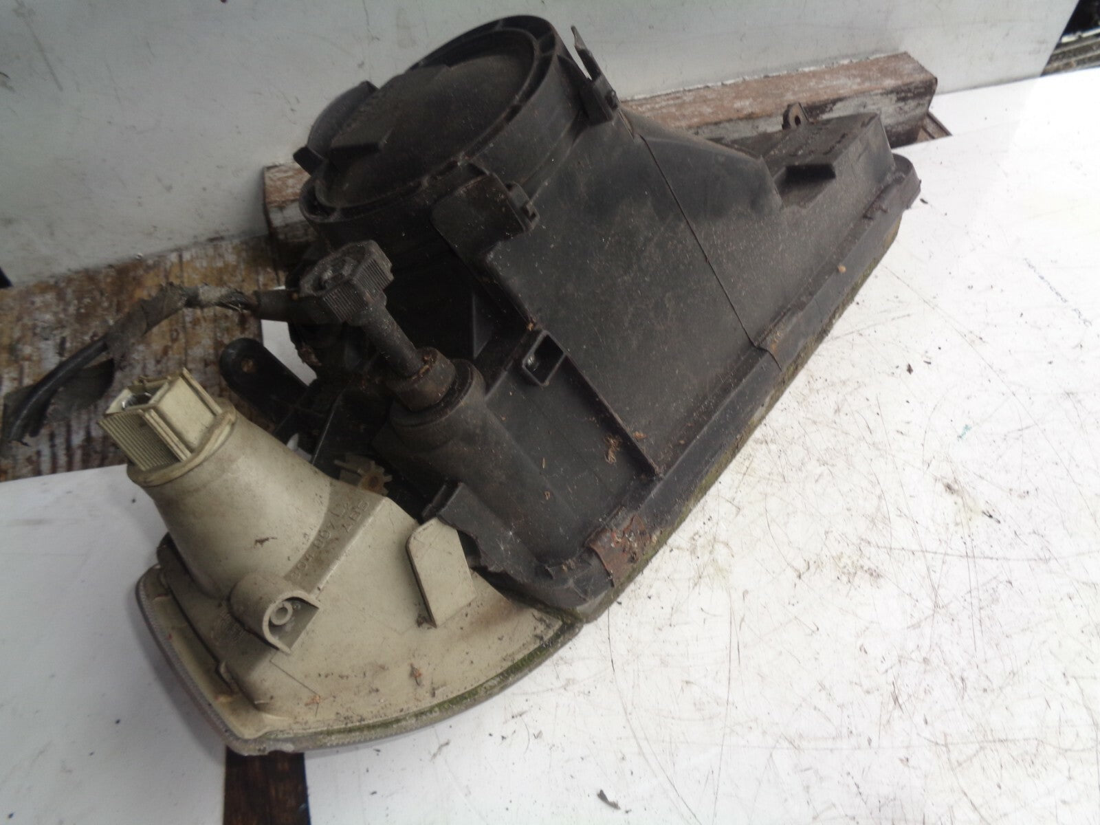 VAUXHALL CAVALIER MK2 1981-1988 PASSENGER NEAR SIDE HEADLIGHT 90307677