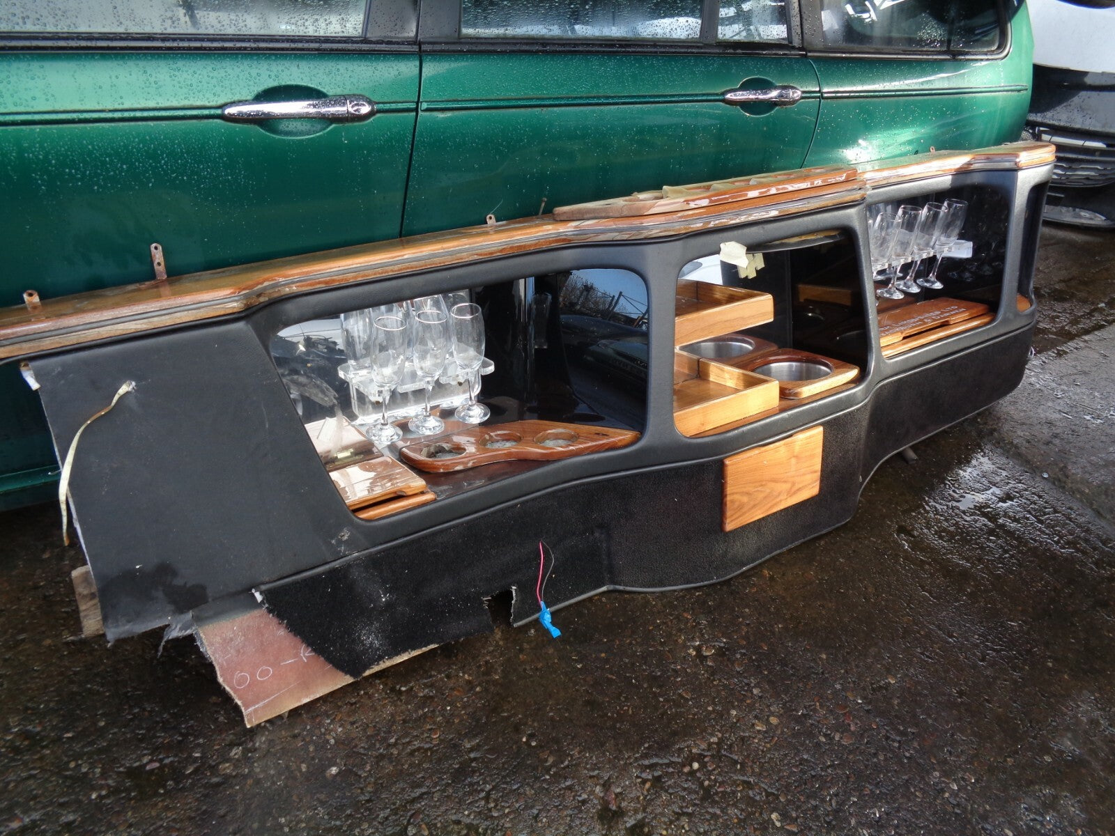 LINCOLN TOWN CAR LIMOUSINE LEFT SIDE CONVIENCE SIDE COMPARTMENT