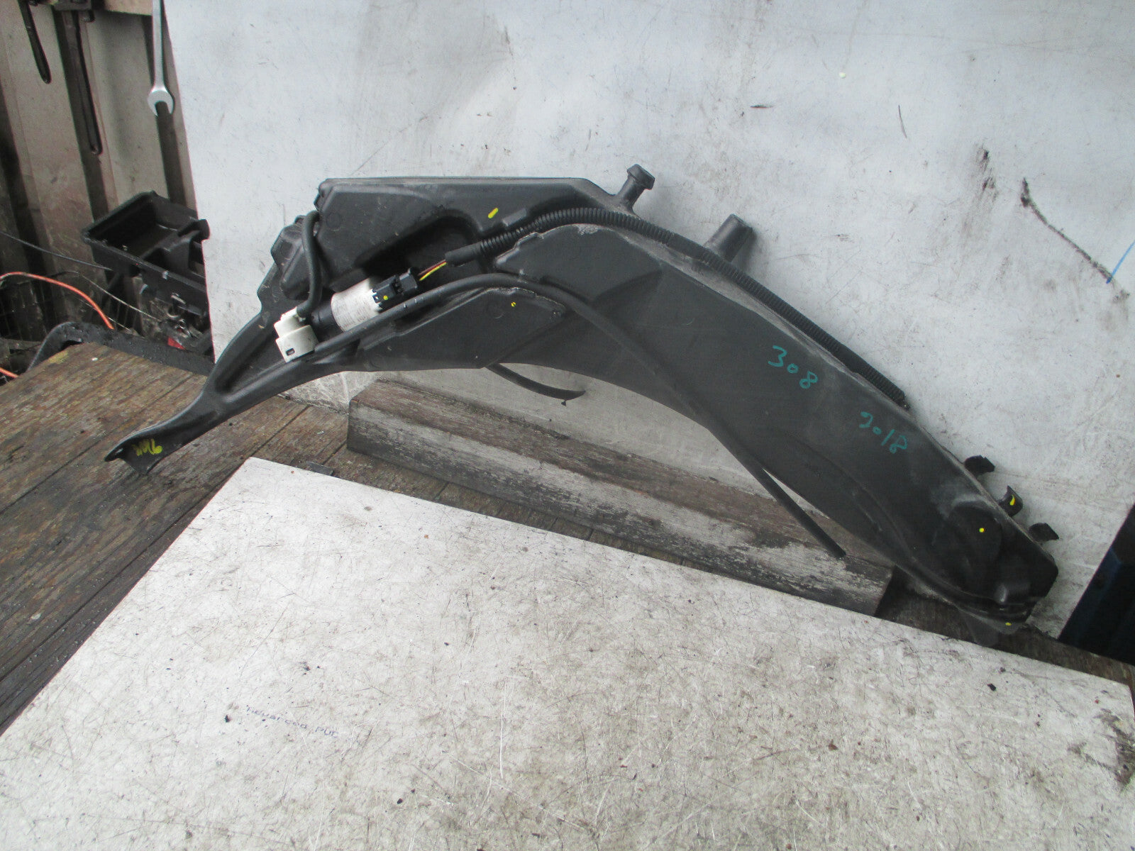 PEUGEOT 308 MK2 2018 FRONT WINDSCREEN WASHER WATER BOTTLE