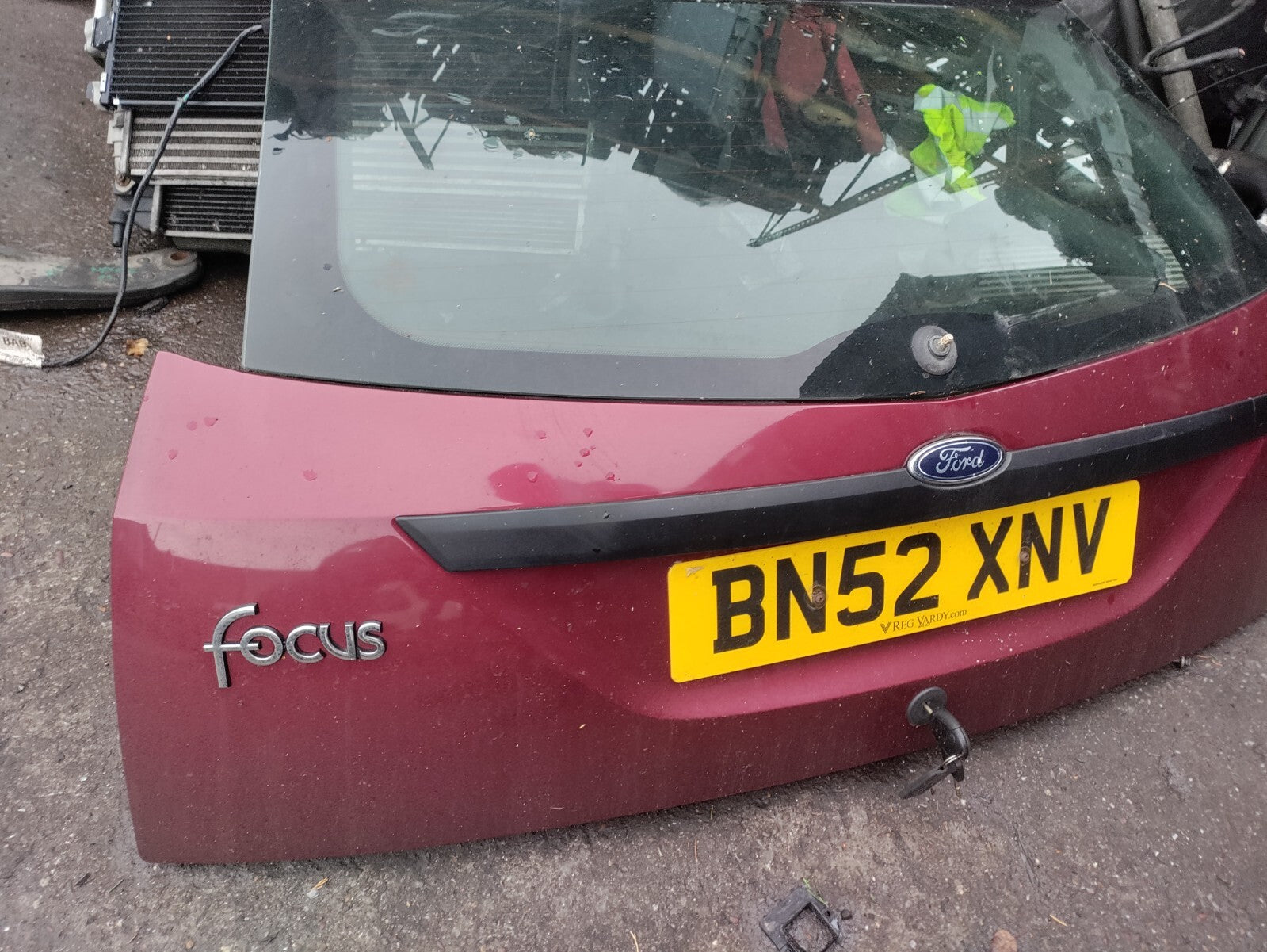 2002 FORD FOCUS MK1 3 DOOR REAR COMPLETE TAILGATE BOOTLID RED