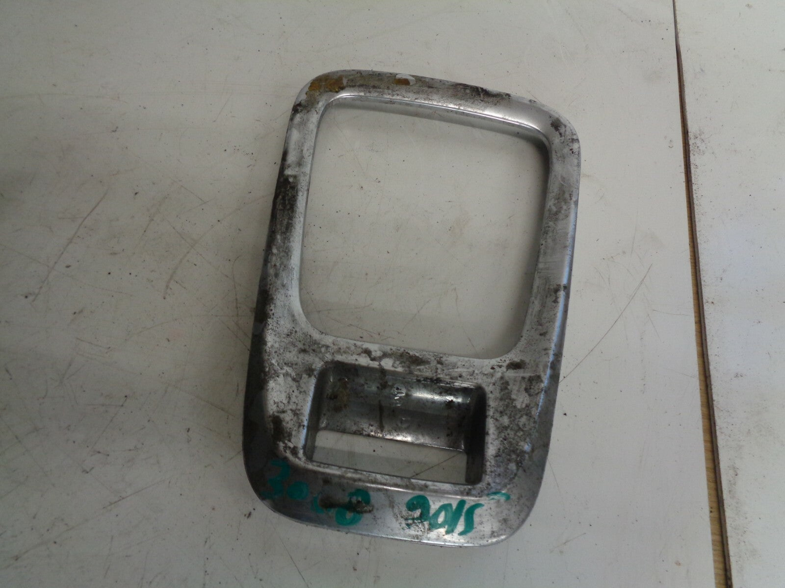 PEUGEOT 3008 2009-13  AUTOMATIC GEAR STICK SURROUND TRIM SILVER 9685474977
