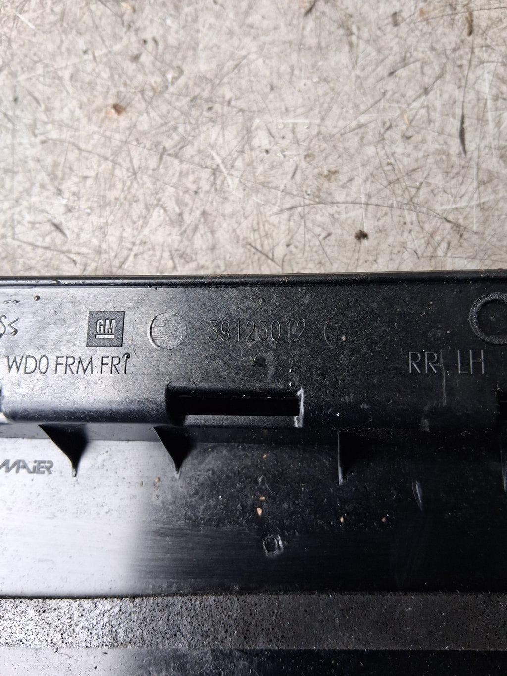 VAUXHALL SIDE SLIDING DOOR MOULDING TRIM 39123012