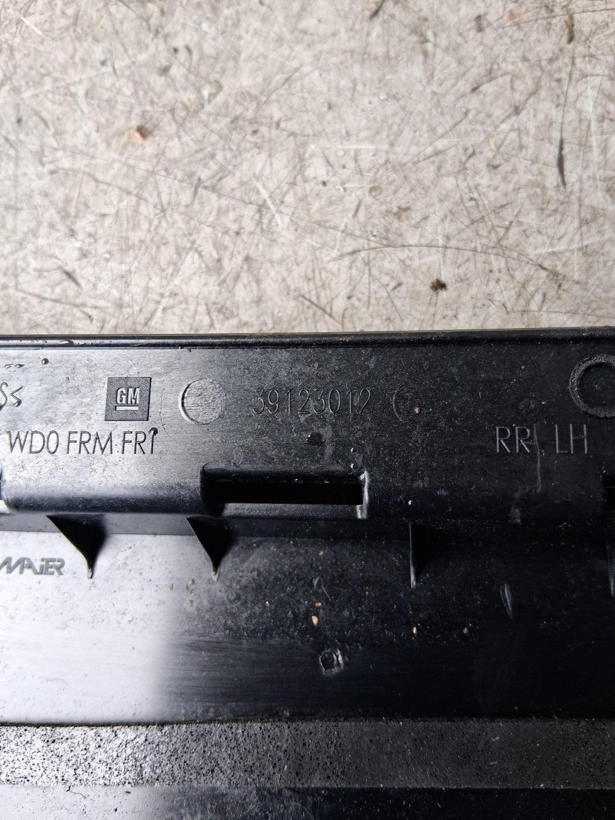 VAUXHALL SIDE SLIDING DOOR MOULDING TRIM 39123012