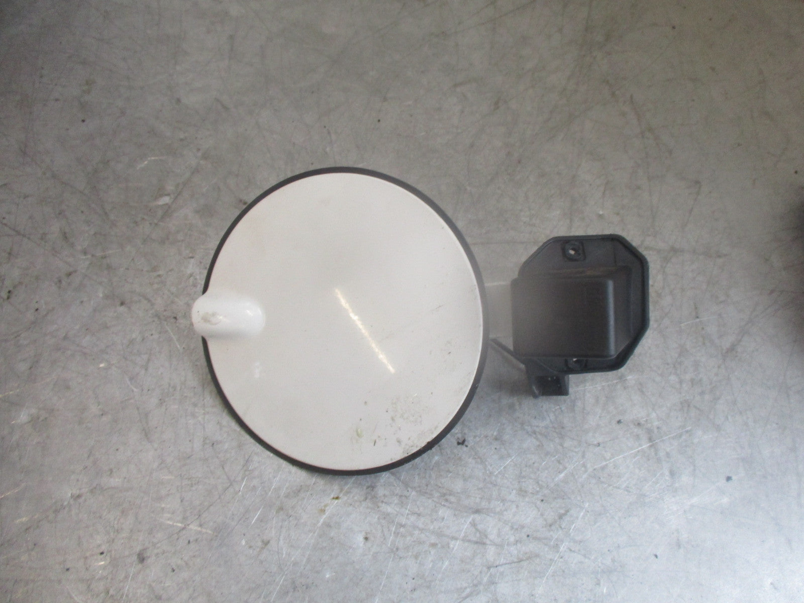 VAUXHALL CORSA D FUEL FILLER FLAP CAP IN WHITE 13183306 GENUINE (4587