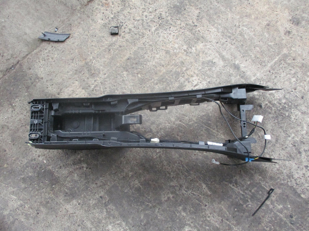 MERCEDES A CLASS W176 PLASTIC CENTRE CONSOLE TRIM & LEATHER HANDREST A1766800900