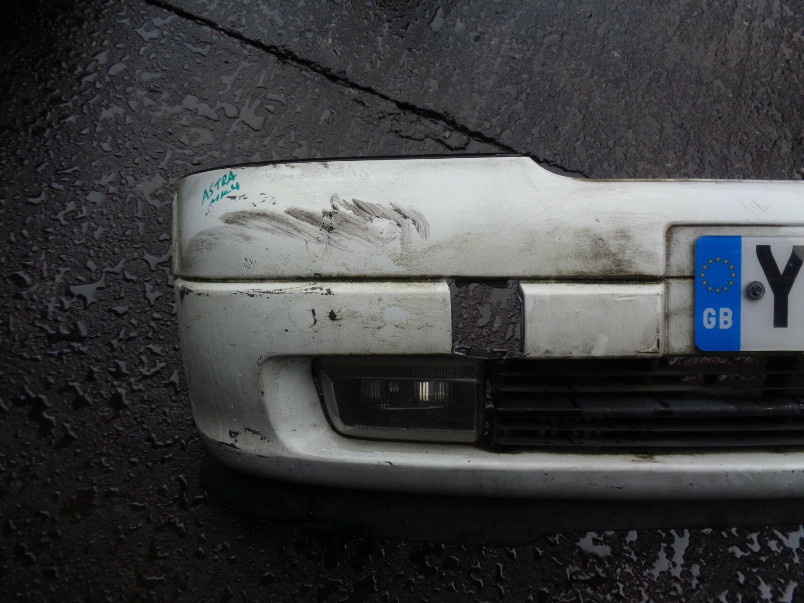 VAUXHALL ASTRA MK4 2002 FRONT BUMPER WITH FOG LAMP IN WHITE