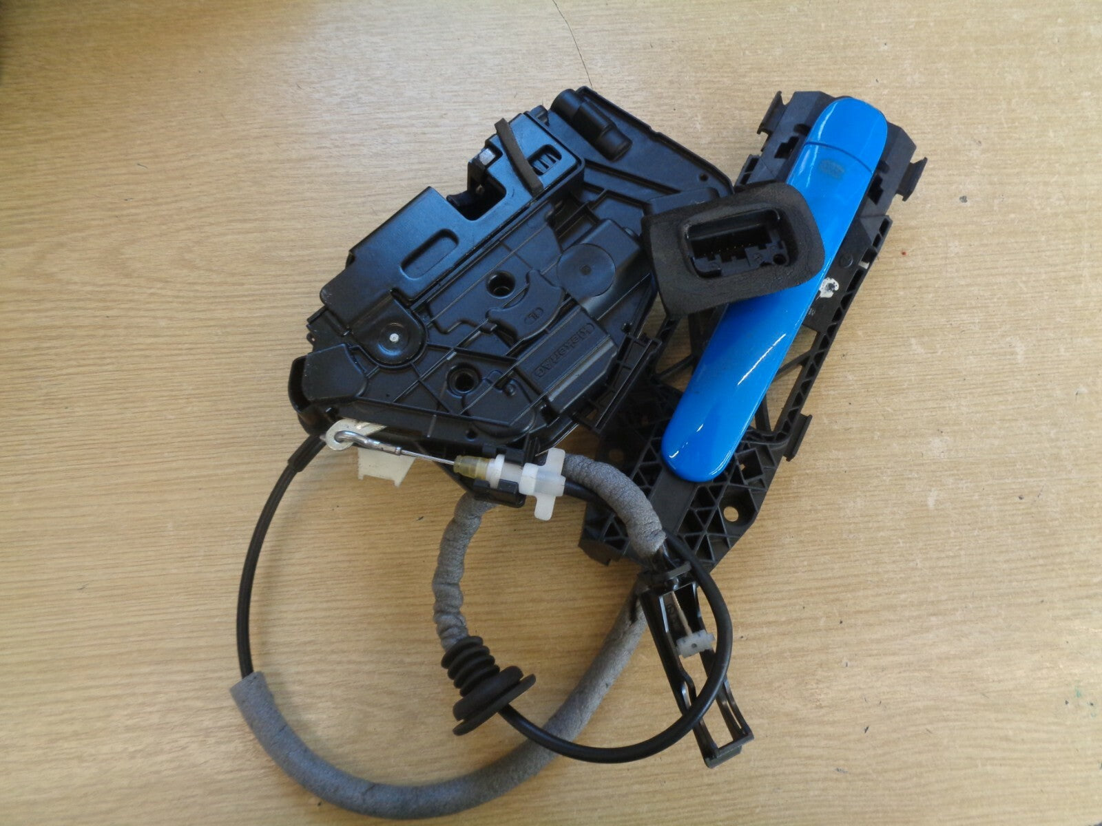 VOLKSWAGEN POLO PASSENGER SIDE FRONT DR LOCK MECHANISM WITH EXTERIOR DR HANDLE