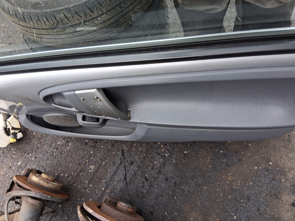 2008 TOYOTA AYGO MK1 3 DOOR OSF DRIVER SIDE FRONT RIGHT COMPLETE DOOR SILVER
