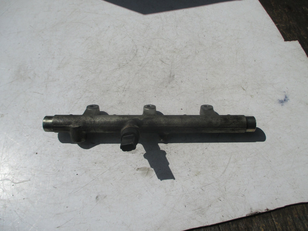 PEUGEOT 206 2003 DIESEL FUEL INJECTOR RAIL WITH SENSOR INJECTORS 9655182580