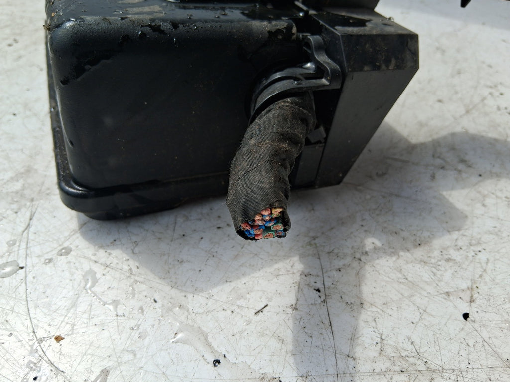 2016 VOLVO V40 1.6 DIESEL FUSE BOX RELAY ASSEMBLY