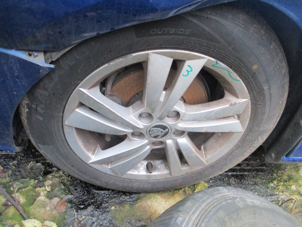 2019 SKODA FABIA MK3 NJ 15 INCH ALLOY WHEEL WITH TYRE 185/60R15 REF 3