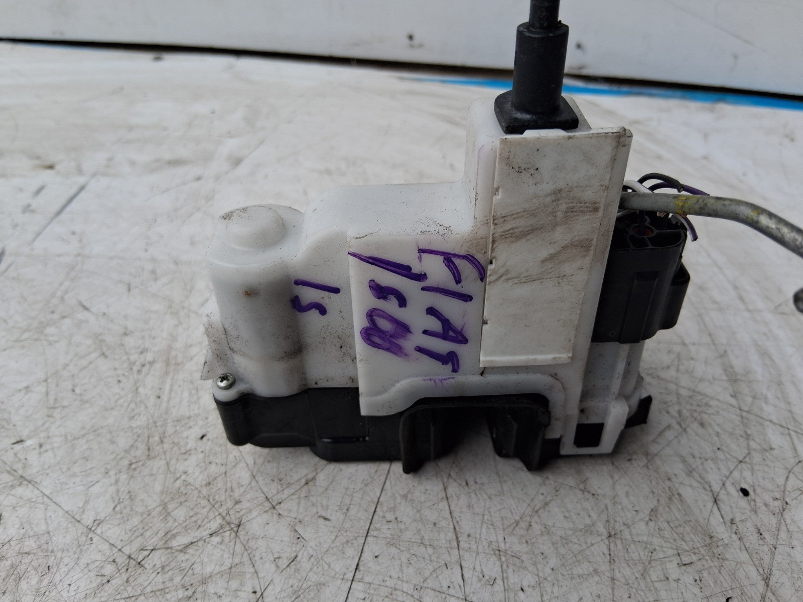 2015 FIAT 500 LOUNGE OSF DRIVER SIDE FRONT RIGHT DOOR LOCK MECHANISM 52004010