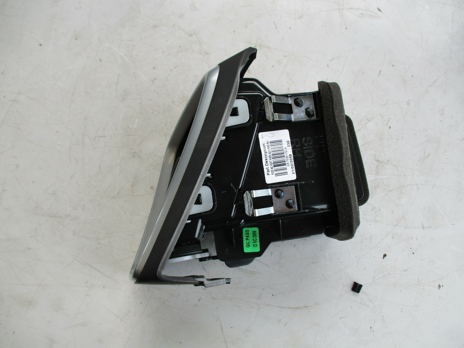 NISSAN QASHQAI J11 MK2 OSF DRIVER SIDE FRONT AIR VENT 68760HV50A