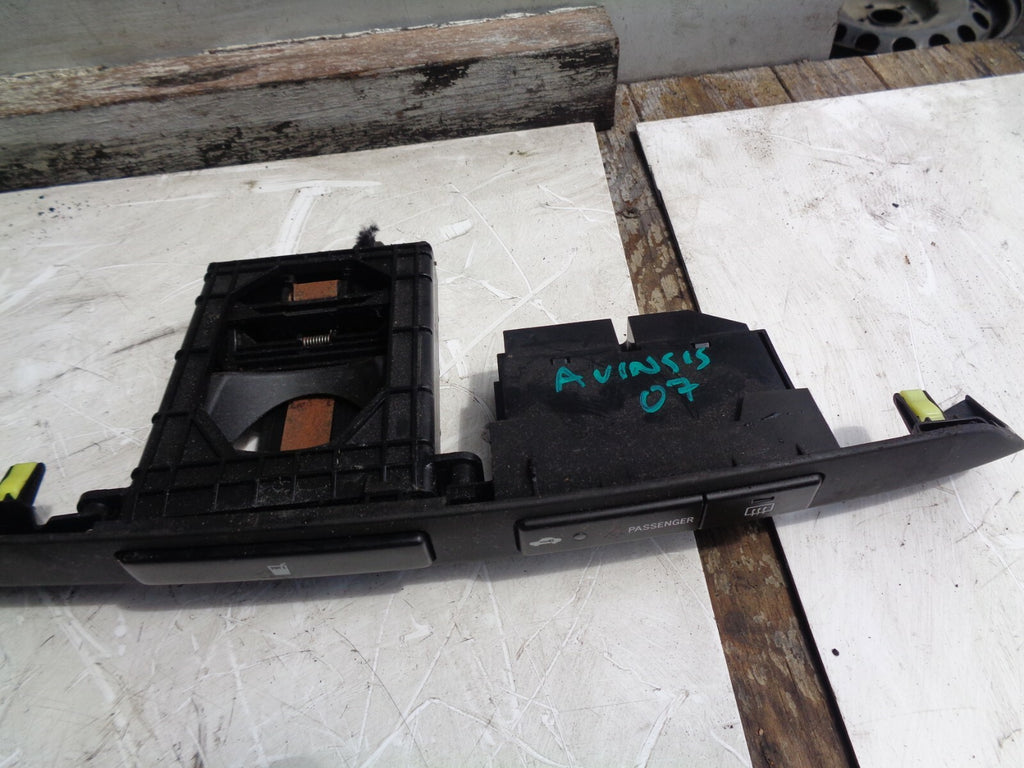 TOYOTA AVENSIS MK2 T250 2007 2.2 DOOR LOCK DEMIST BUTTON CLUSTER 8479005110d