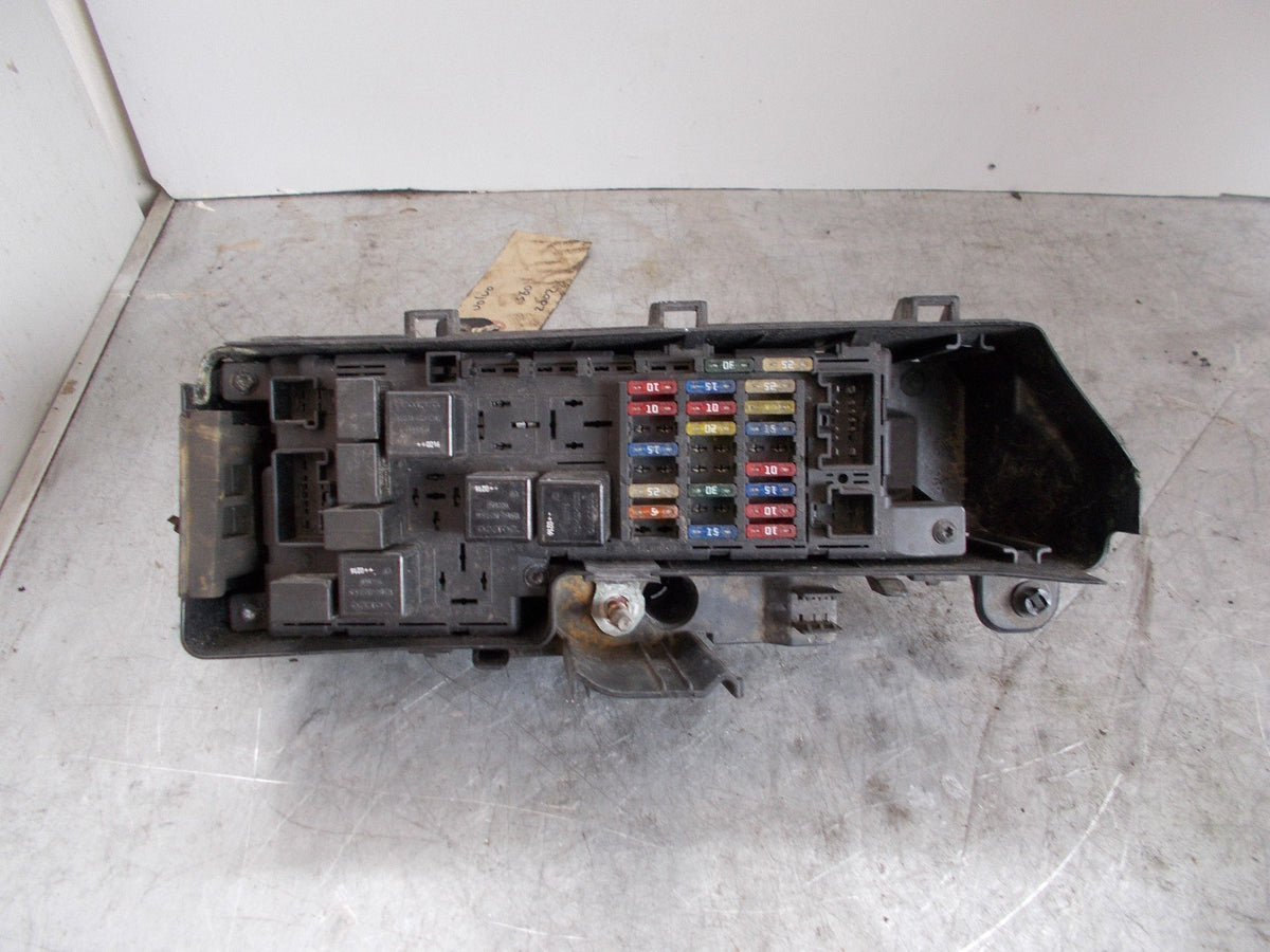 VOLVO S60 S80 V70 XC70 XC90 FUSE BOX RELAY 9494210