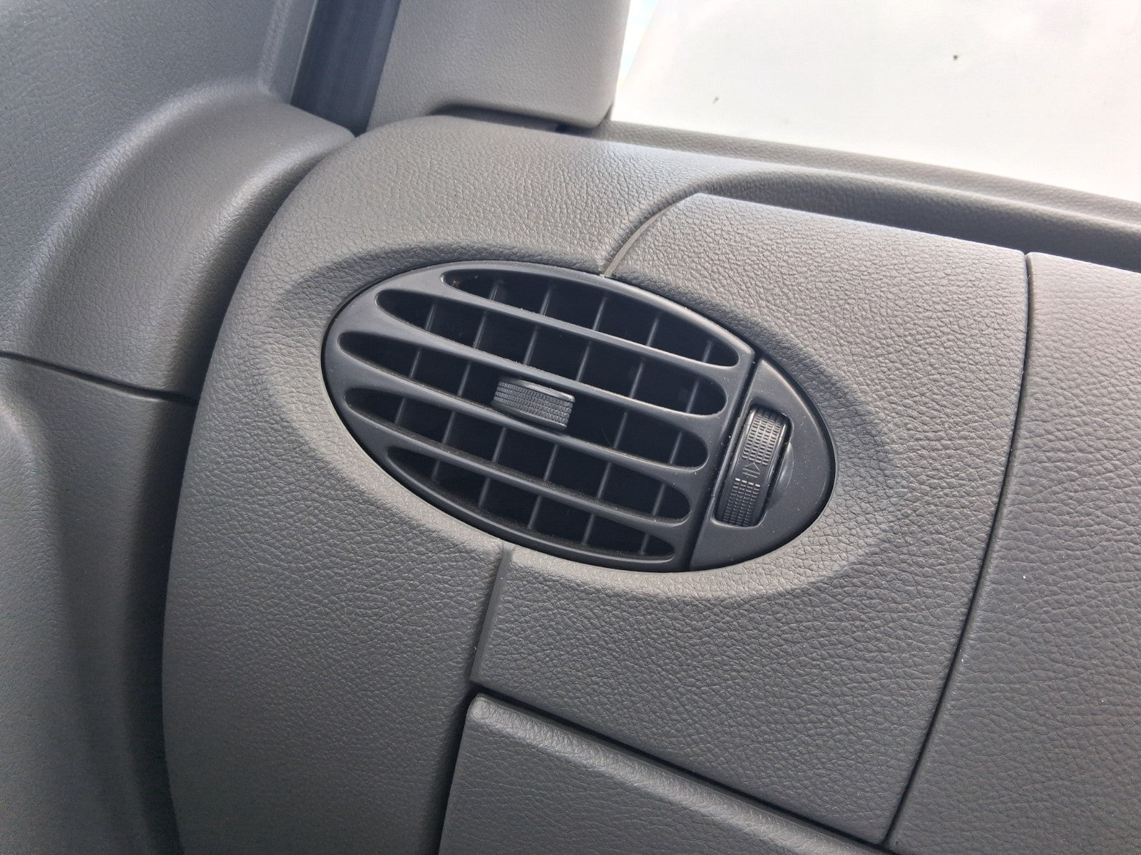 2020 SAIC LDV V80 NSF PASSENGER SIDE FRONT LEFT AIR VENT