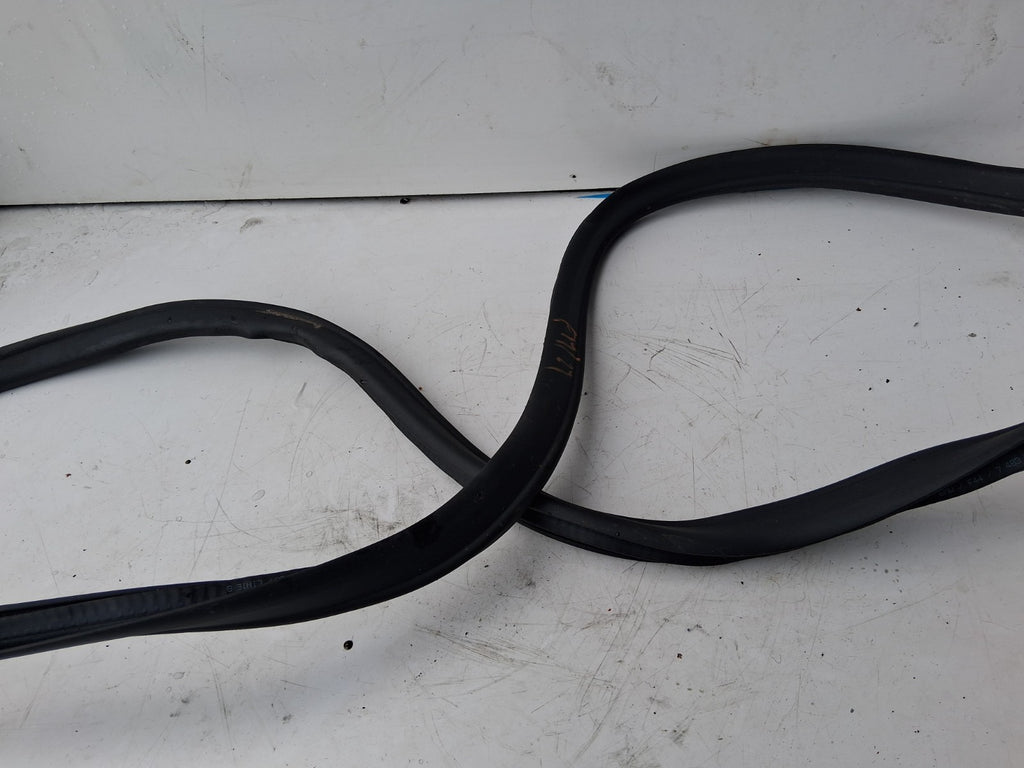2024 BMW 2 SERIES F44 COUPE OSR DRIVER SIDE REAR RIGHT DOOR RUBBER SEAL 22336711