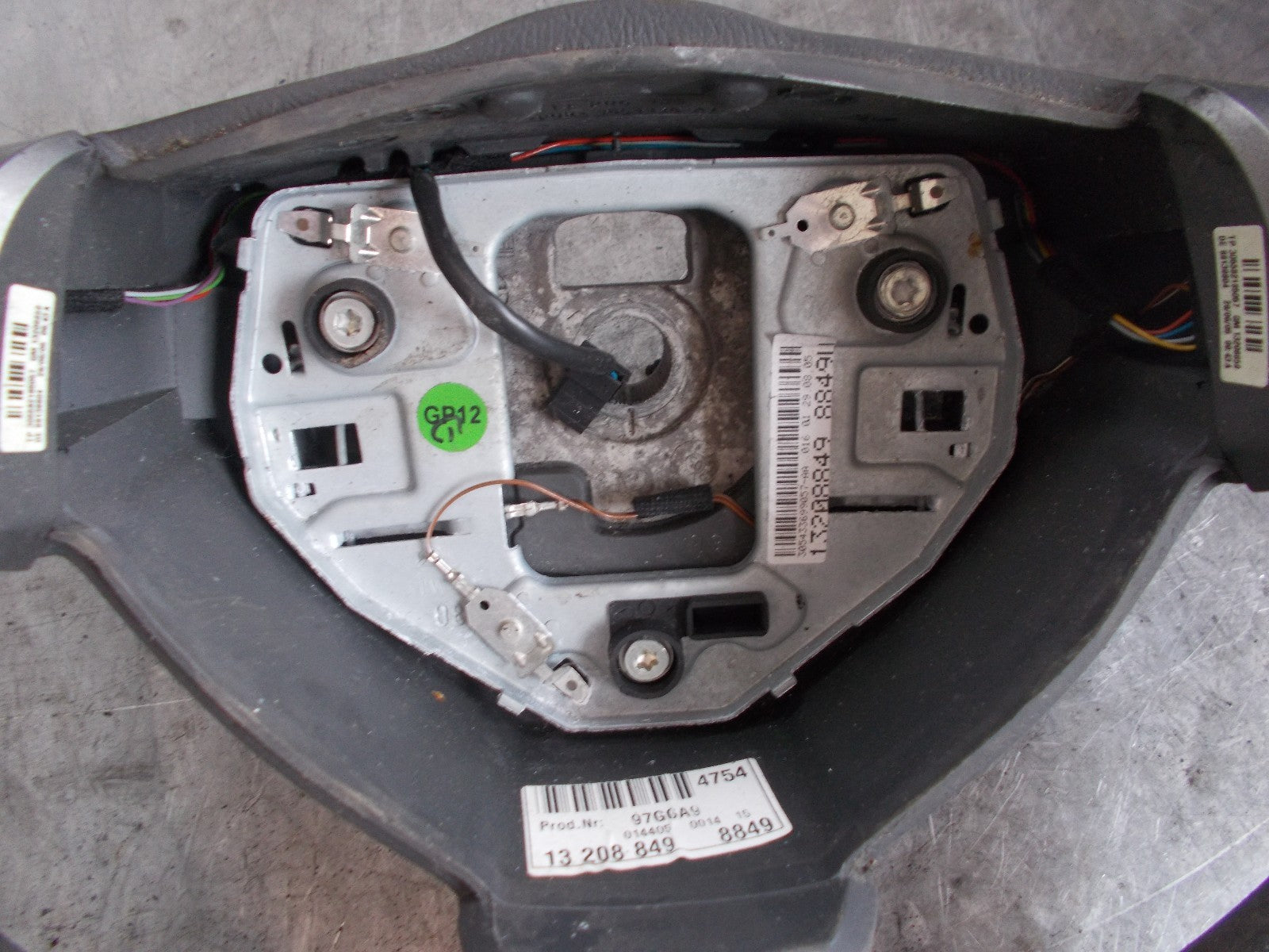 VAUXHALL VECTRA C STEERING WHEEL WITH STEREO CONTROLS. NO AIRBAG. 13208849