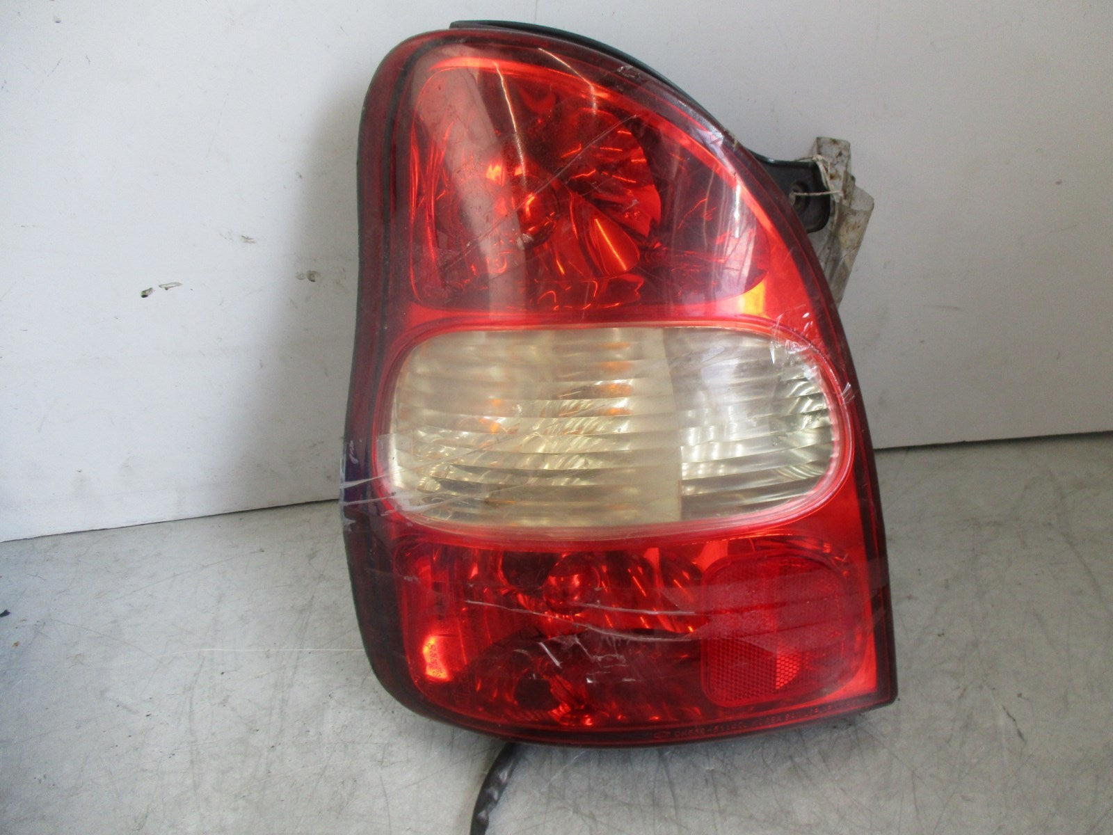 kia sedona 2000 nsr near side rear pasenger side rear light