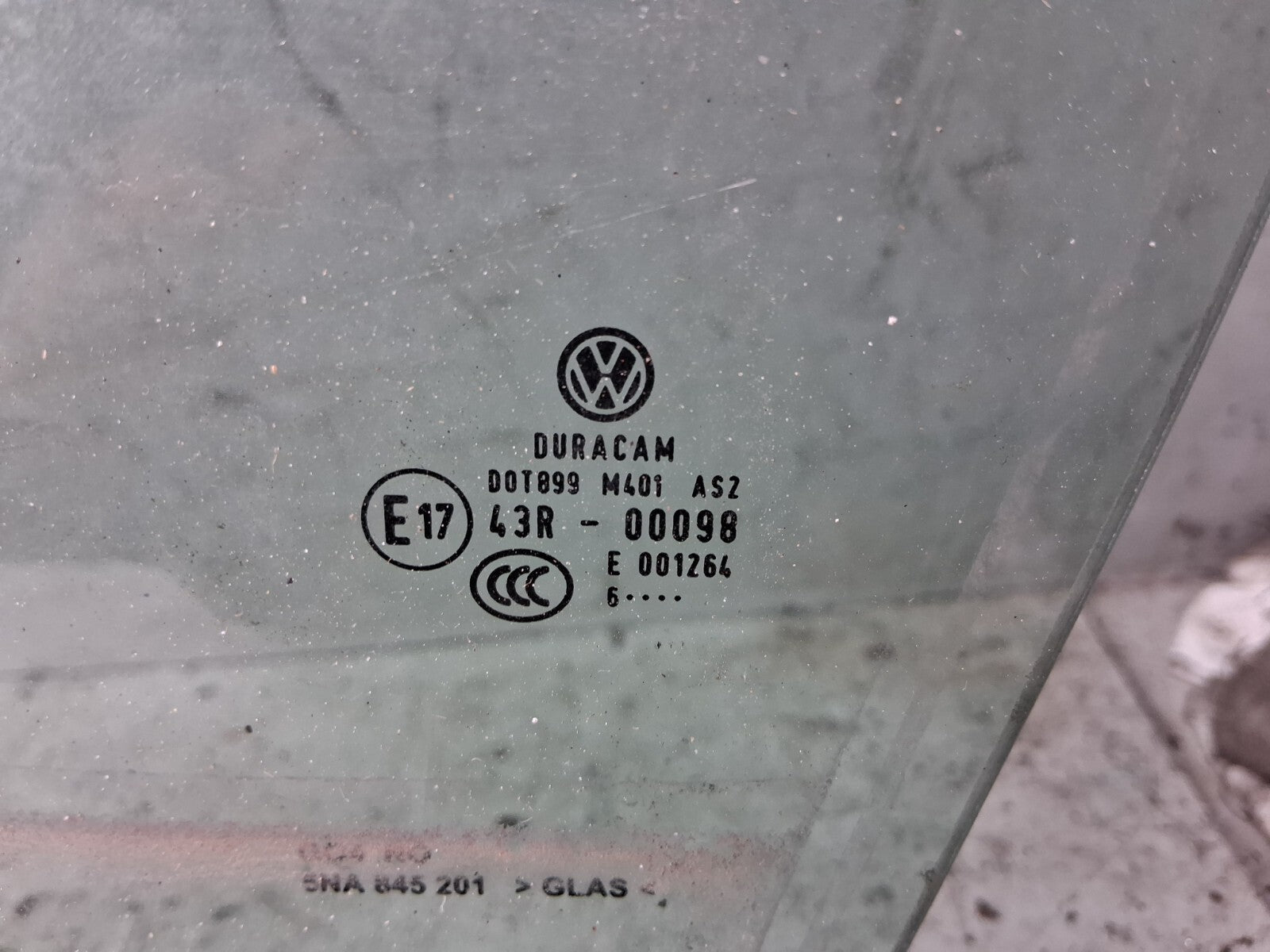 2016 VOLKSWAGEN TIGUAN NSF PASSENGER SIDE FRONT LEFT WINDOW GLASS 43R00098