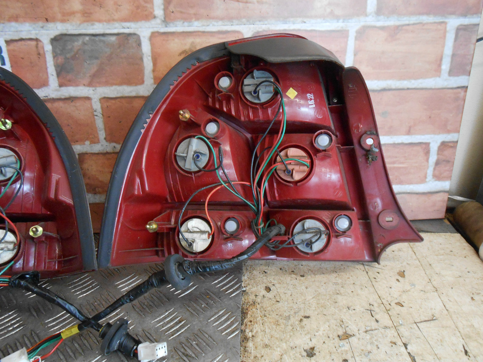 KIA SHUMA MK1 2002 PAIR NSR OSR DRIVER & PASSENGER REAR BRAKE TAIL LIGHT CLUSTER