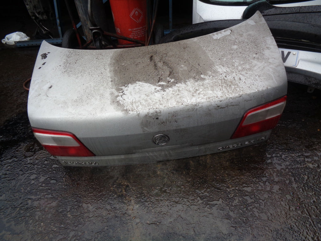 VAUXHALL OMEGA B 2005 SALOON COMPLETE TAILGATE BOOTLID SILVER