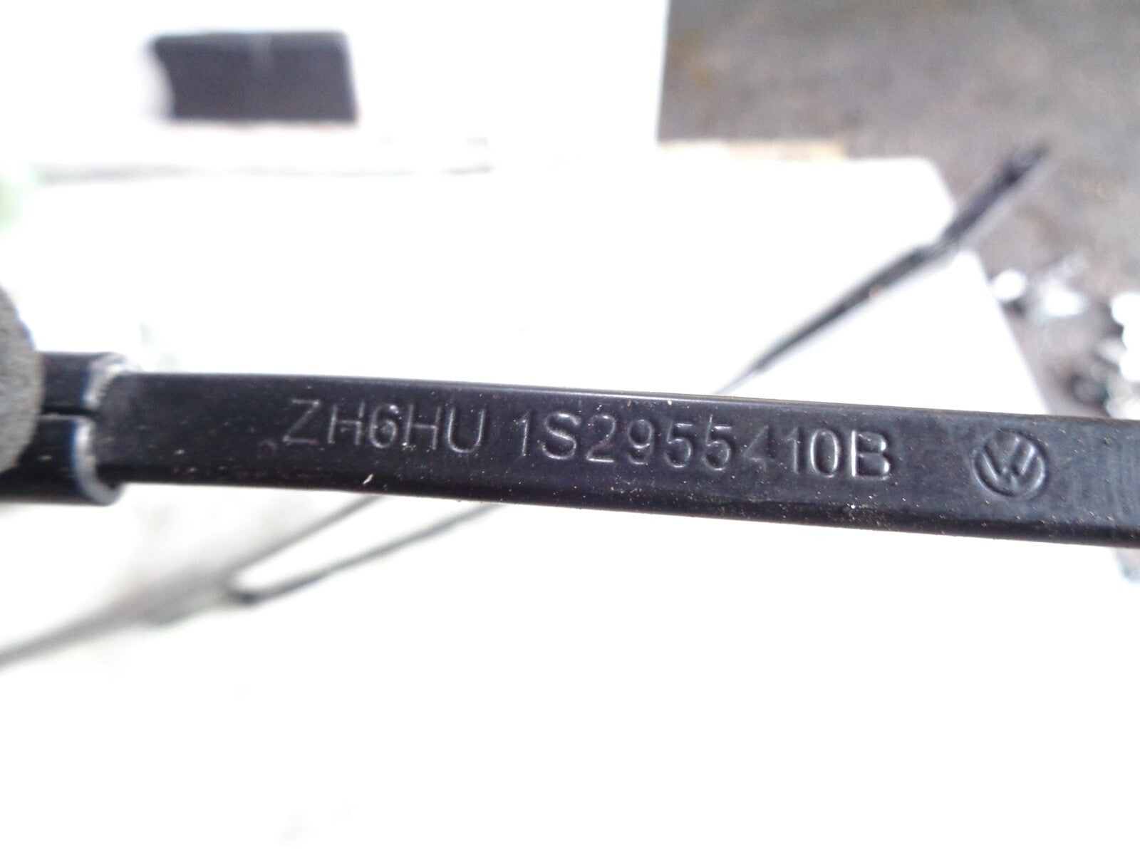 VW VOLKSWAGEN UP 2017 FRONT WIPER ARM PAIR 1S2 955 409