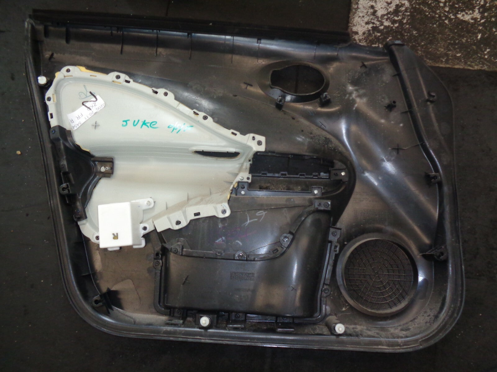 NISSAN JUKE 2015 OSF DRIVER SIDE FRONT DOOR CARD 809101KBOA