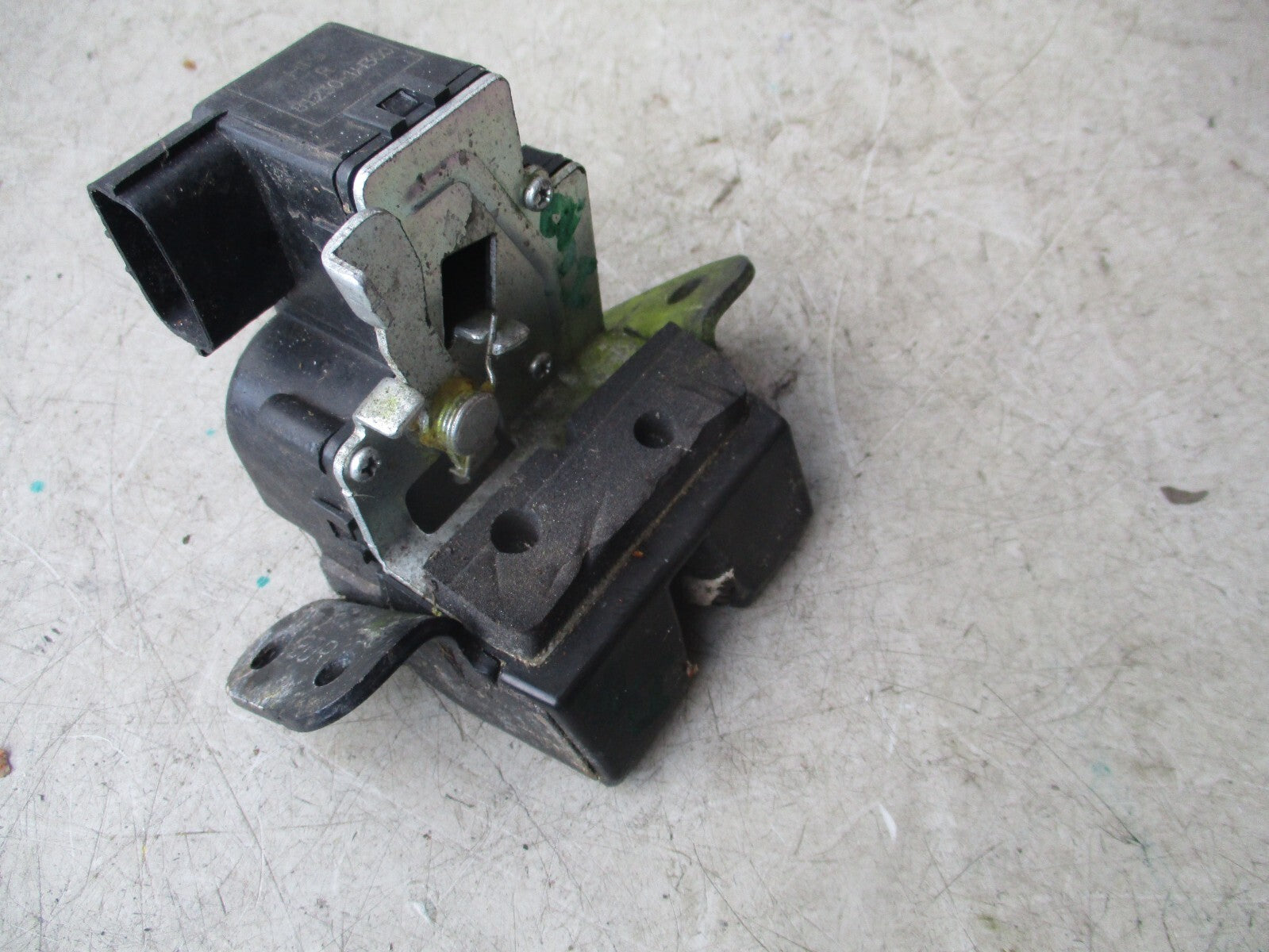 2015 HYUNDAI IX35 REAR TAILGATE BOOTLID BOOT LOCK MECHANISM 812301H300