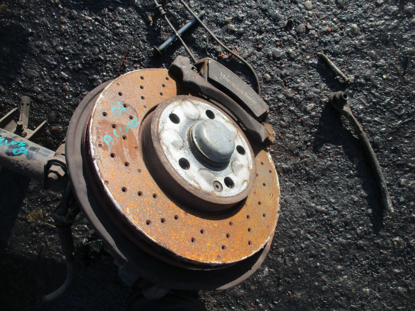 2018 MERCEDES A CLASS W176 1.6 PETROL DRIVER SIDE MANUAL LEG SHOCK CALIPER HUB