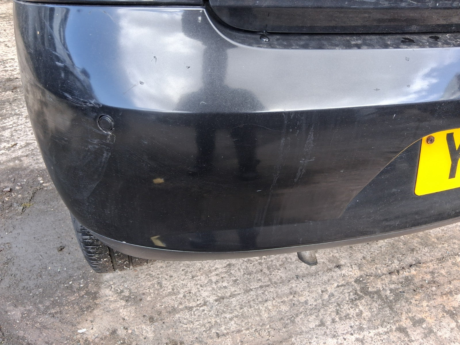 2011 VW VOLKSWAGEN FOX 3 DOOR COMPLETE REAR BUMPER WITH PDC SENSORS BLACK