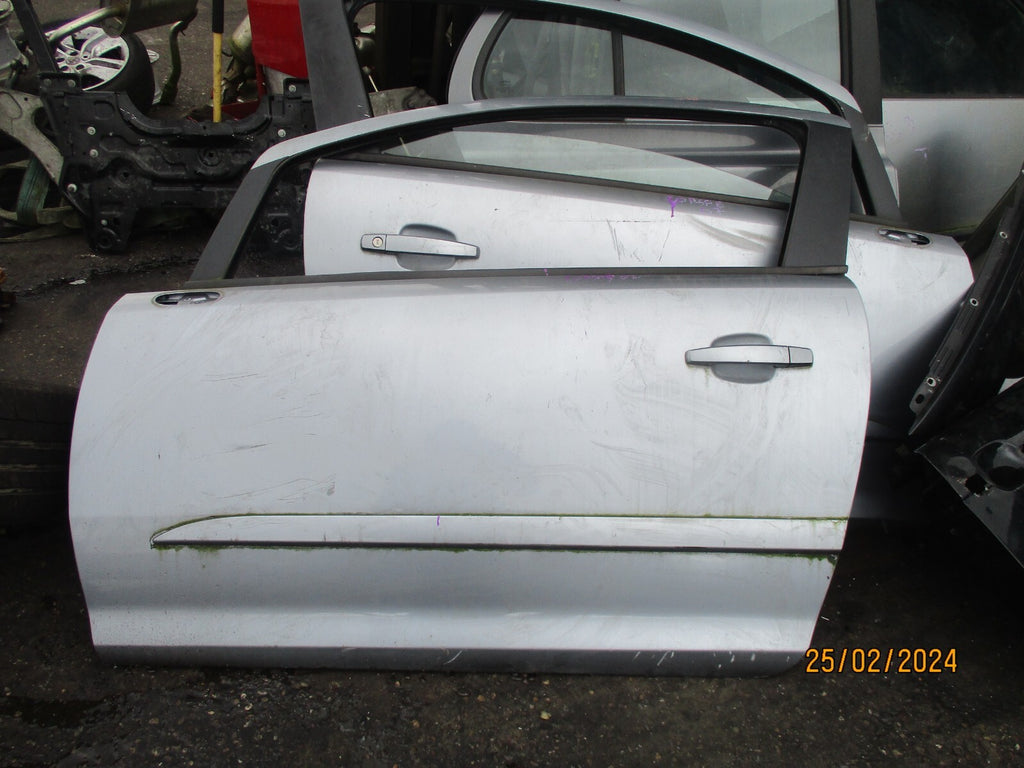 VAUXHALL CORSA D 2008 3 DOOR NS PASSENGER FRONT DOOR SILVER Z163