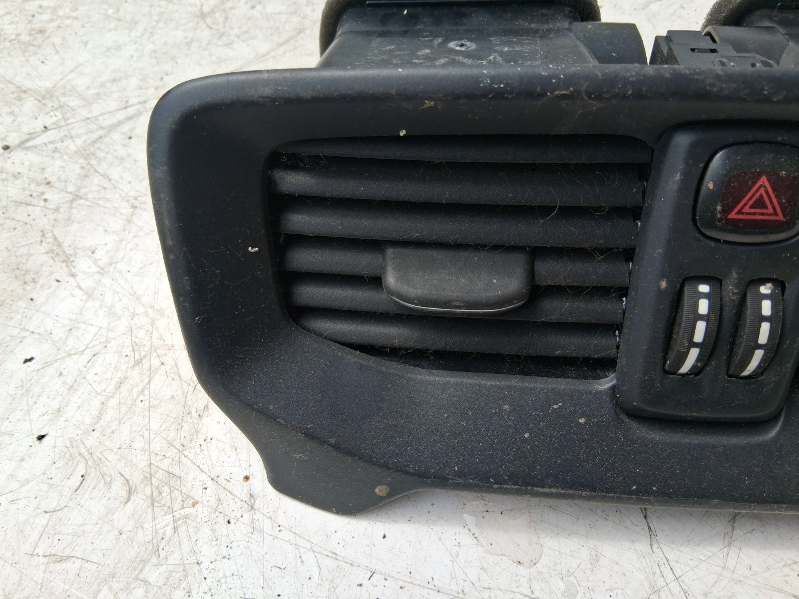 2016 VOLVO V40 DASH CENTER DOUBLE AIR VENT AND HAZARD SWITCH