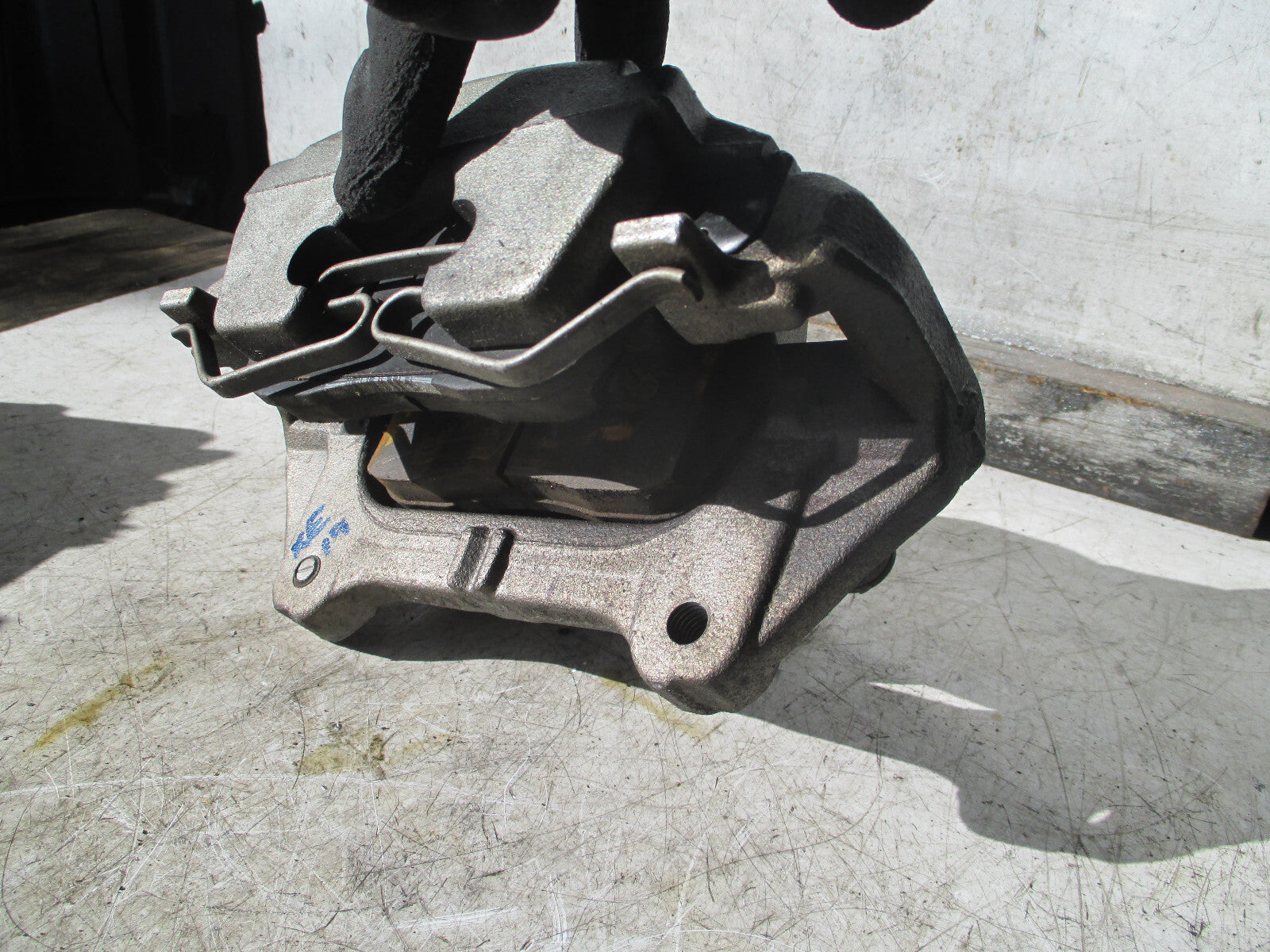 JAGUAR XE 2019 2.0 PETROL NSF PASSENGER SIDE FRONT BRAKE CALIPER