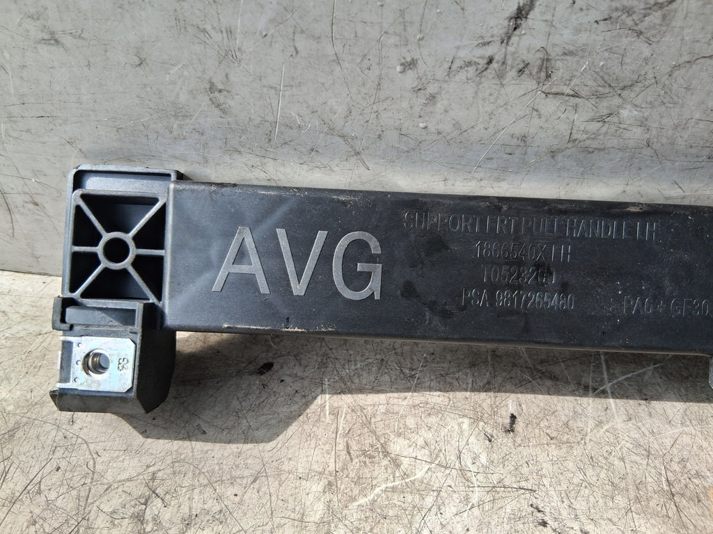 2019 PEUGEOT 5008 MK2 NSF PASSENGER SIDE FRONT DOOR TRIM BRACKET 9817265480