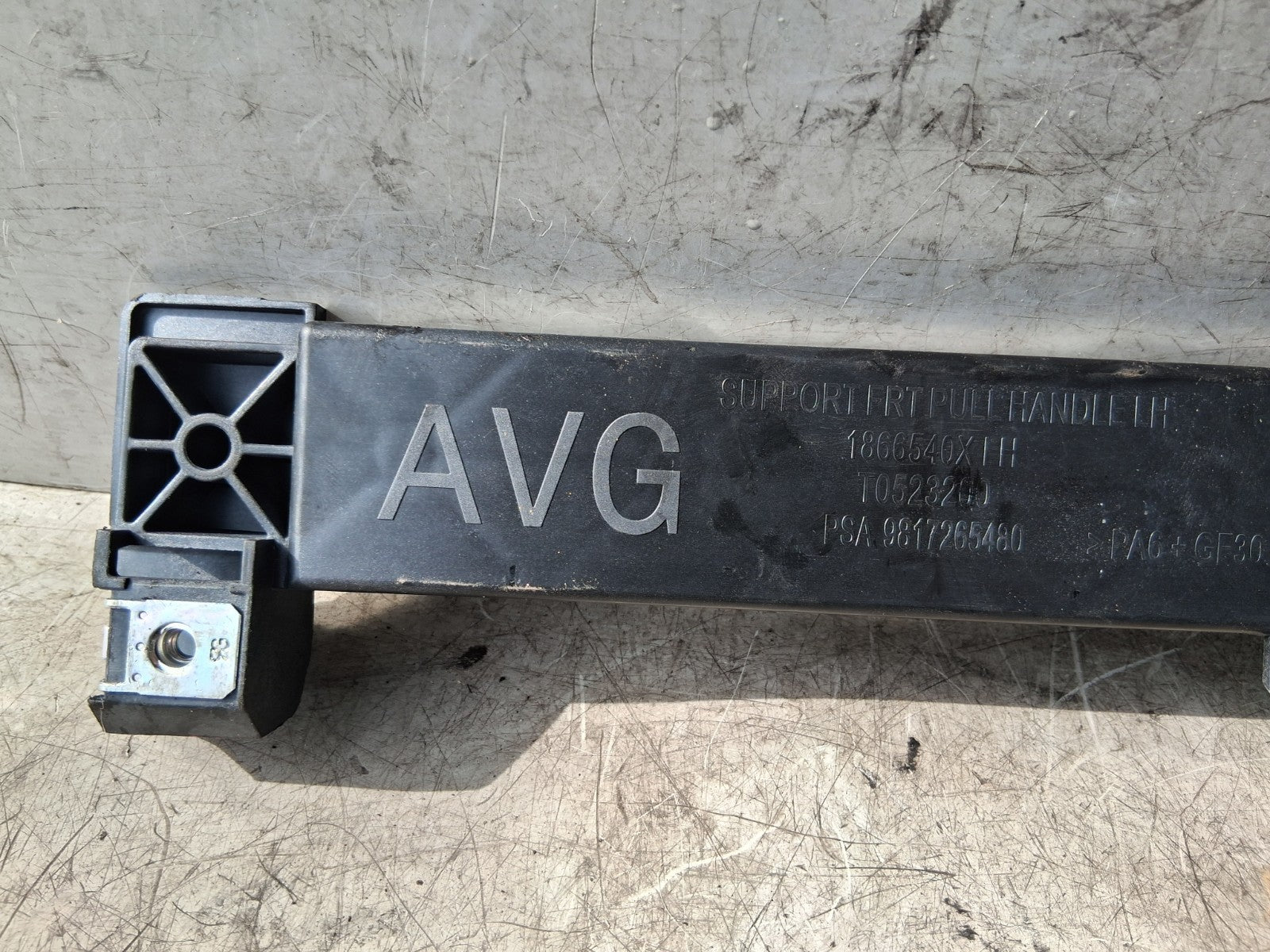2019 PEUGEOT 5008 MK2 NSF PASSENGER SIDE FRONT DOOR TRIM BRACKET 9817265480