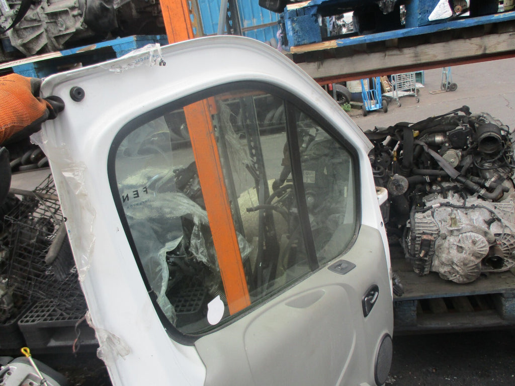 VAUXHALL VIVARO 2013 NSF PASSENGER SIDE FRONT COMPLETE DOOR WHITE