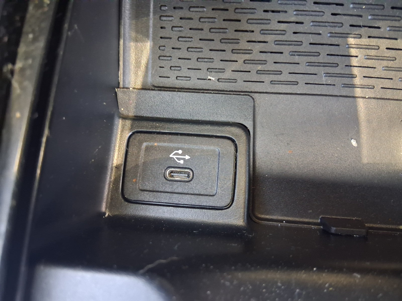 2023 MERCEDES BENZ A CLASS AMG LINE W177 USB C TYPE CHARGING DATA PORT