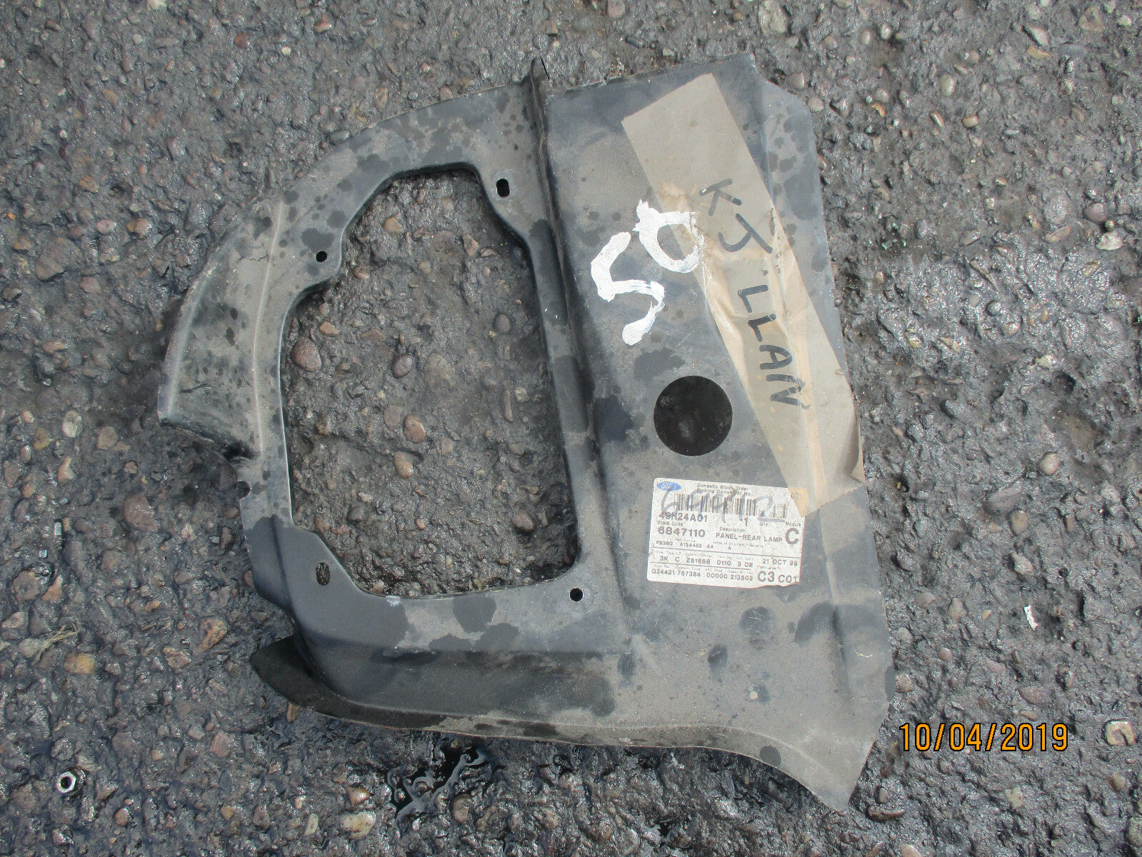 FORD MONDEO MK1 GENUINE N.O.S 1992 - 1996 OSR DRIVER SIDE REAR LIGHT MOUNT PANEL