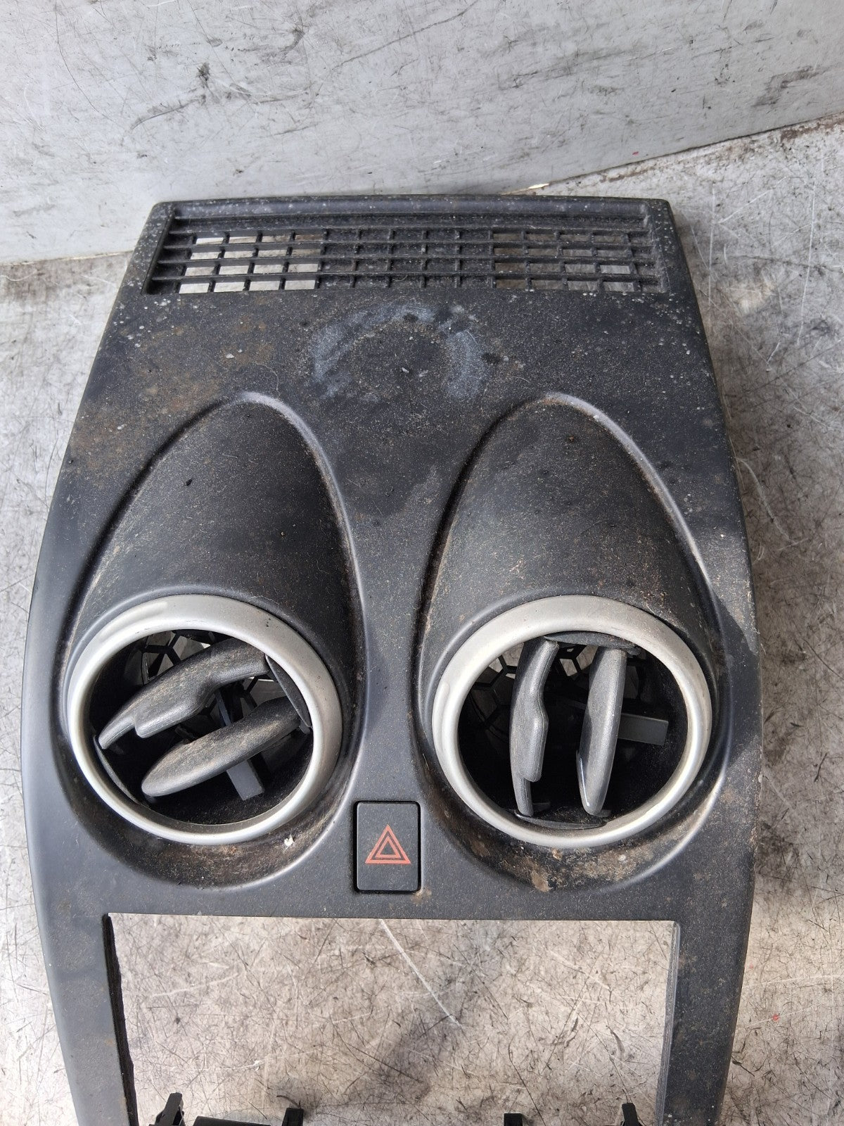 NISSAN QASHQAI J10 2012 CENTRE DASHBOARD AIR VENTS WITH RADIO TRIM P10381A77100