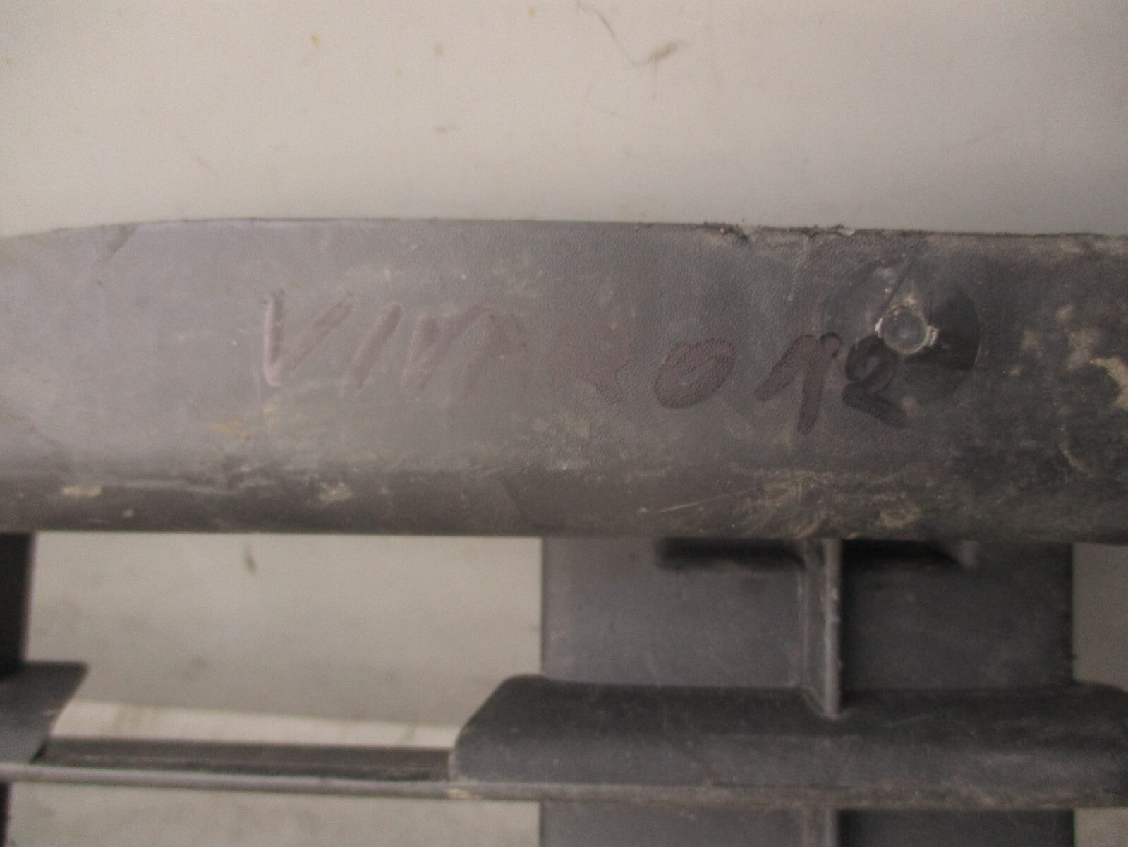 2012 VAUXHALL VIVARO MK1 X83 FRONT BUMPER CENTRE BRACKET 620300102R