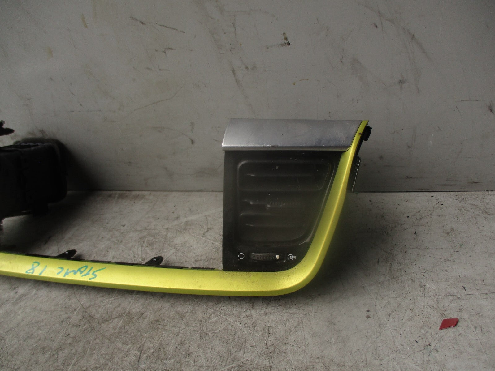 2018 KIA STONIC FRONT DASHBOARD RADIO SURROUND TRIM & AIR VENTS