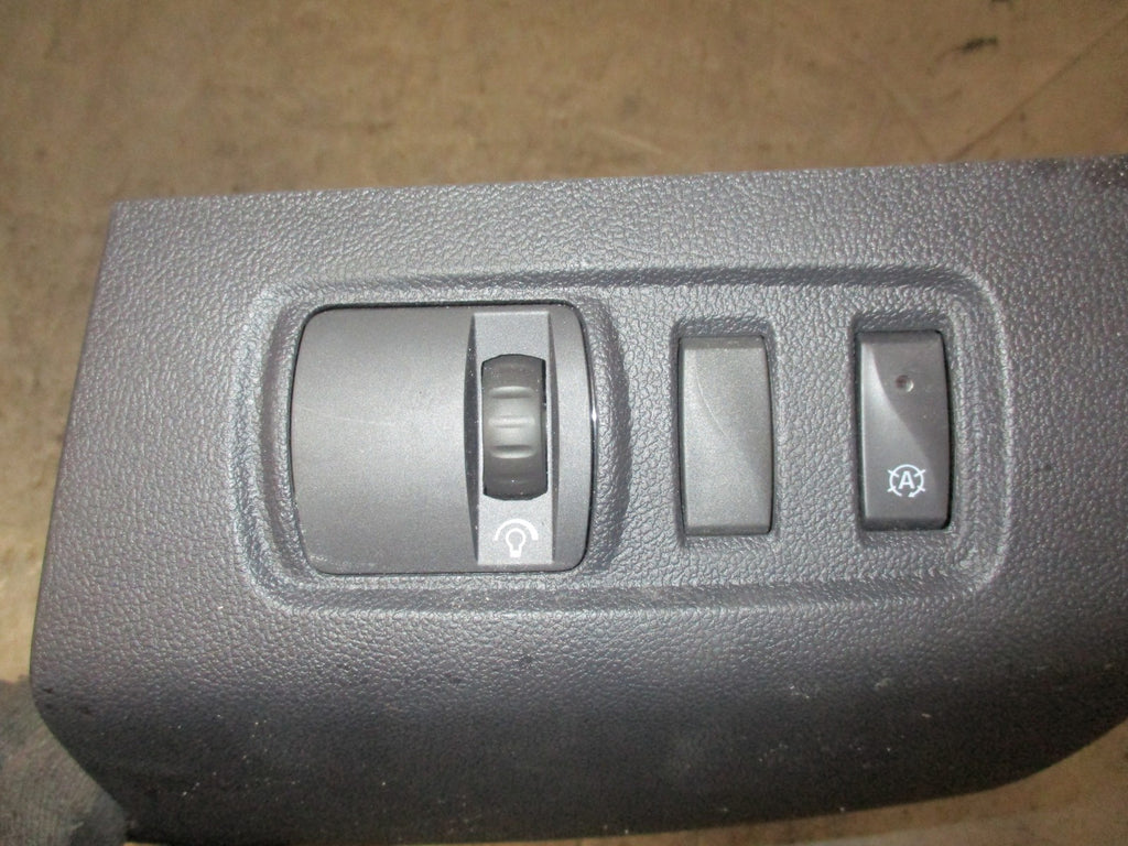 RENAULT CLIO X98 MK4 LOWER STEERING WHEEL TRIM 689217404R