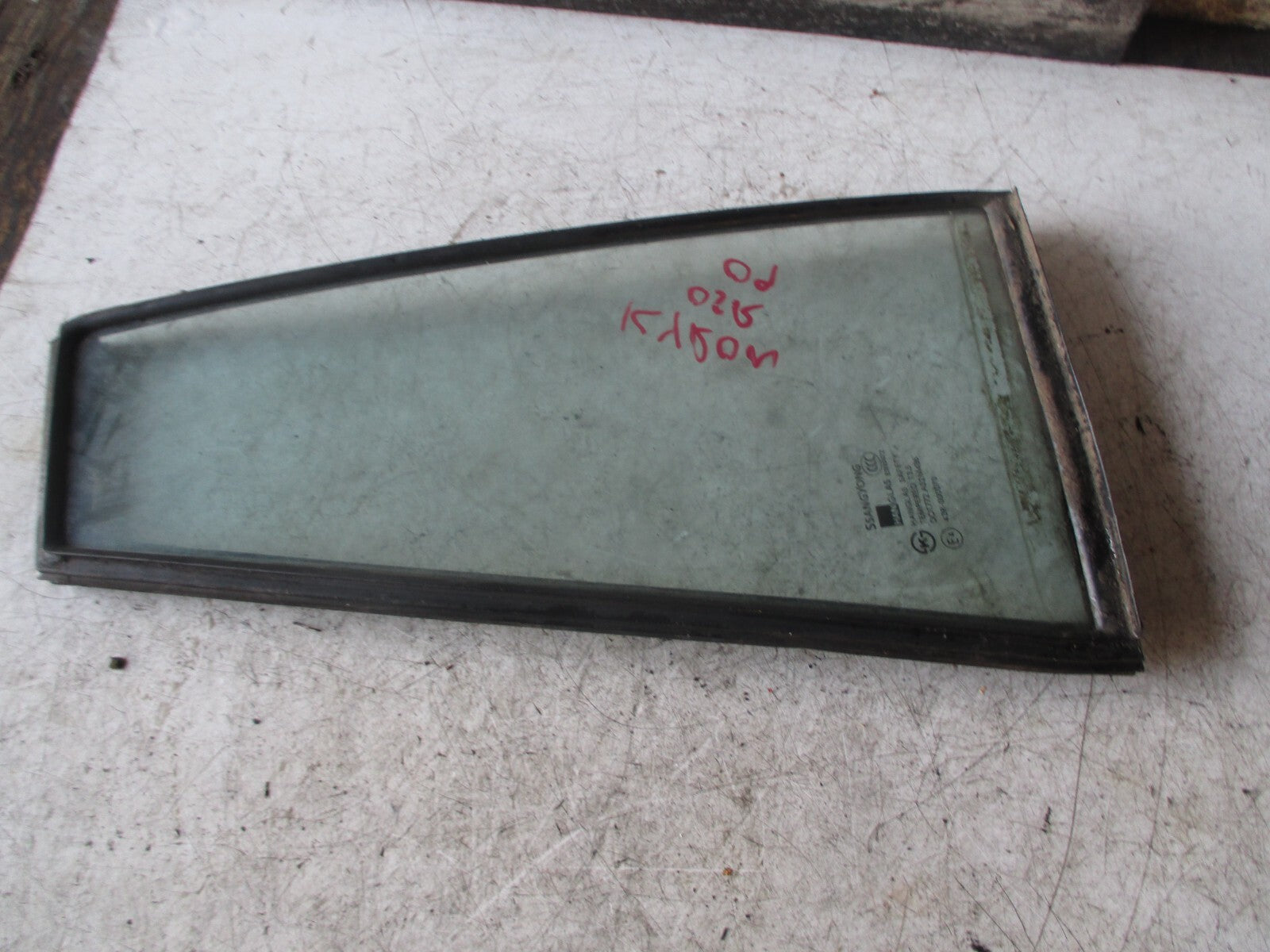 SSANGYONG KYRON 2009 5 DOOR OSR DRIVER SIDE REAR QUARTER GLASS