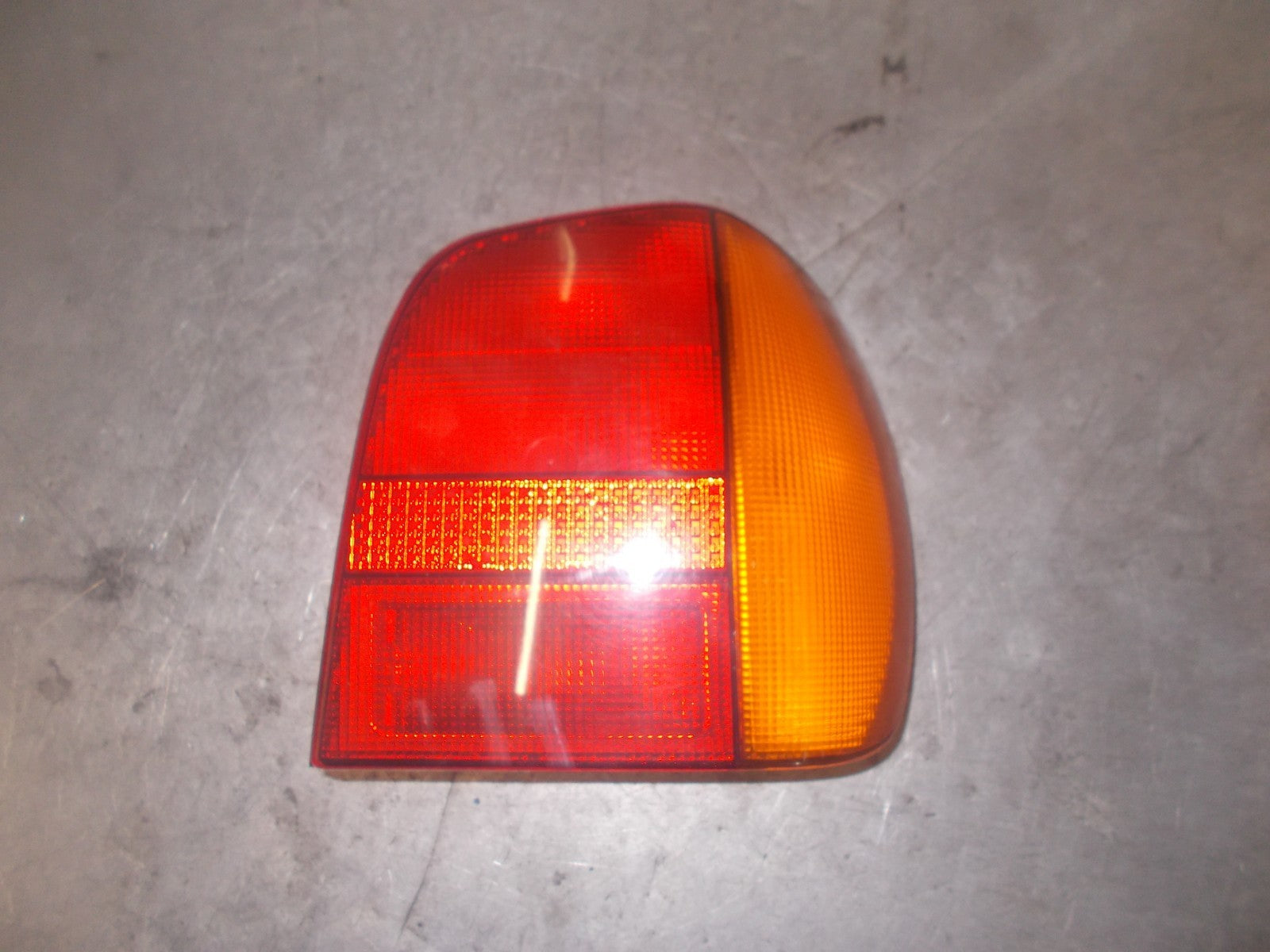VW VOLKSWAGEN POLO 6N OSR DRIVER SIDE REAR TAIL LIGHT 6N0945258